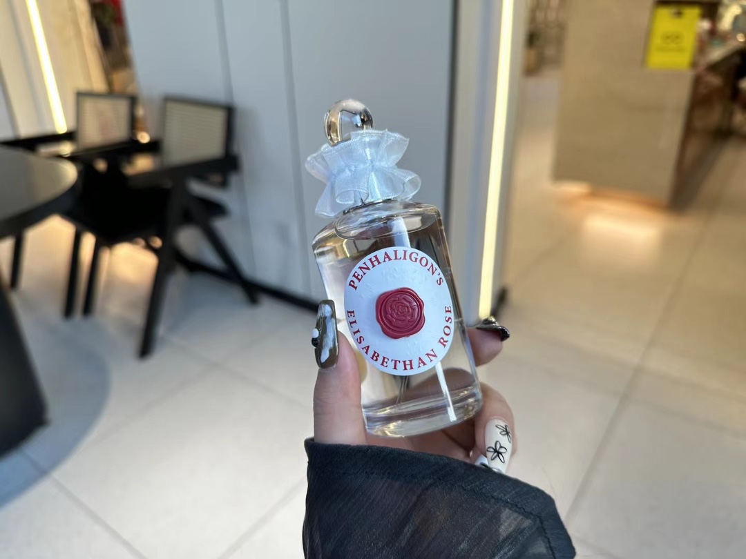 110💰专柜品质
🍃潘海利根-伊丽莎白玫瑰100ml
分享很爱的一款香水,秋冬🉑️
Penhaligon's Elisabethan Rose
前调透着一丝丝奶气,裹着肉桂,香醇可口,细品会觉出一缕酸甜的味道
玫瑰味儿并不浓烈,安安静静不争不抢,存在感却贯穿始终,不失活泼
像个看起来高贵美丽,优雅恬静的公主,却在无人的时候脱了鞋在鲜花丛中奔跑👠
慢慢地沉稳的木质基调浮现,氛围转向温暖舒缓,但不会沉闷,给人的整体感觉就是不薄不厚,恰到好处
与她相处是如此舒适愉快,有趣又不失体统
不是女王,是公主👑
