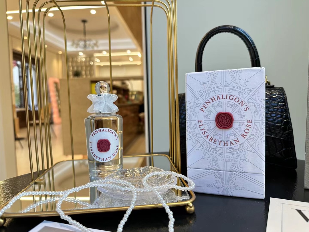 110💰专柜品质
🍃潘海利根-伊丽莎白玫瑰100ml
分享很爱的一款香水,秋冬🉑️
Penhaligon's Elisabethan Rose
前调透着一丝丝奶气,裹着肉桂,香醇可口,细品会觉出一缕酸甜的味道
玫瑰味儿并不浓烈,安安静静不争不抢,存在感却贯穿始终,不失活泼
像个看起来高贵美丽,优雅恬静的公主,却在无人的时候脱了鞋在鲜花丛中奔跑👠
慢慢地沉稳的木质基调浮现,氛围转向温暖舒缓,但不会沉闷,给人的整体感觉就是不薄不厚,恰到好处
与她相处是如此舒适愉快,有趣又不失体统
不是女王,是公主👑