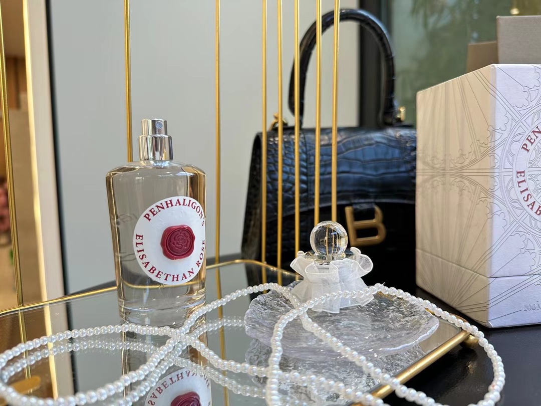 110💰专柜品质
🍃潘海利根-伊丽莎白玫瑰100ml
分享很爱的一款香水,秋冬🉑️
Penhaligon's Elisabethan Rose
前调透着一丝丝奶气,裹着肉桂,香醇可口,细品会觉出一缕酸甜的味道
玫瑰味儿并不浓烈,安安静静不争不抢,存在感却贯穿始终,不失活泼
像个看起来高贵美丽,优雅恬静的公主,却在无人的时候脱了鞋在鲜花丛中奔跑👠
慢慢地沉稳的木质基调浮现,氛围转向温暖舒缓,但不会沉闷,给人的整体感觉就是不薄不厚,恰到好处
与她相处是如此舒适愉快,有趣又不失体统
不是女王,是公主👑