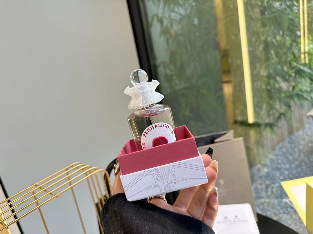 110💰专柜品质
🍃潘海利根-伊丽莎白玫瑰100ml
分享很爱的一款香水,秋冬🉑️
Penhaligon's Elisabethan Rose
前调透着一丝丝奶气,裹着肉桂,香醇可口,细品会觉出一缕酸甜的味道
玫瑰味儿并不浓烈,安安静静不争不抢,存在感却贯穿始终,不失活泼
像个看起来高贵美丽,优雅恬静的公主,却在无人的时候脱了鞋在鲜花丛中奔跑👠
慢慢地沉稳的木质基调浮现,氛围转向温暖舒缓,但不会沉闷,给人的整体感觉就是不薄不厚,恰到好处
与她相处是如此舒适愉快,有趣又不失体统
不是女王,是公主👑