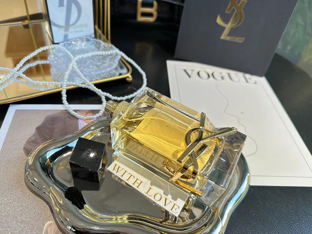 95💰专柜品质
自由之水 90ml
YS19年新香Libre EDP来啦~~
圣罗兰与创作歌手Dua Lipa联名推出新款香水Libre,
Libre香水专为勇敢的女性设计, 倡导自由,
皆在鼓励女性冲破世俗的概念,
争取自己的权利, 为自己的自由辩护,
勇敢表达出最真实的自己.我可以说我已经说倦了,这款新香的瓶子真的高级到炸!非常符合我崇尚简洁的审美,年度最值得购买的香水之一!
而且是一瓶中性香,以薰衣草花香为主,有柔和的橙花香中和,给人很悠闲放松的感觉,跟它自由之香的名字太吻合了~
前调:橘子油,薰衣草油,黑醋栗,苦橙叶
中调:茉莉,橙花,薰衣草油
基调:雪松油,龙涎香,麝香,香草萃取物