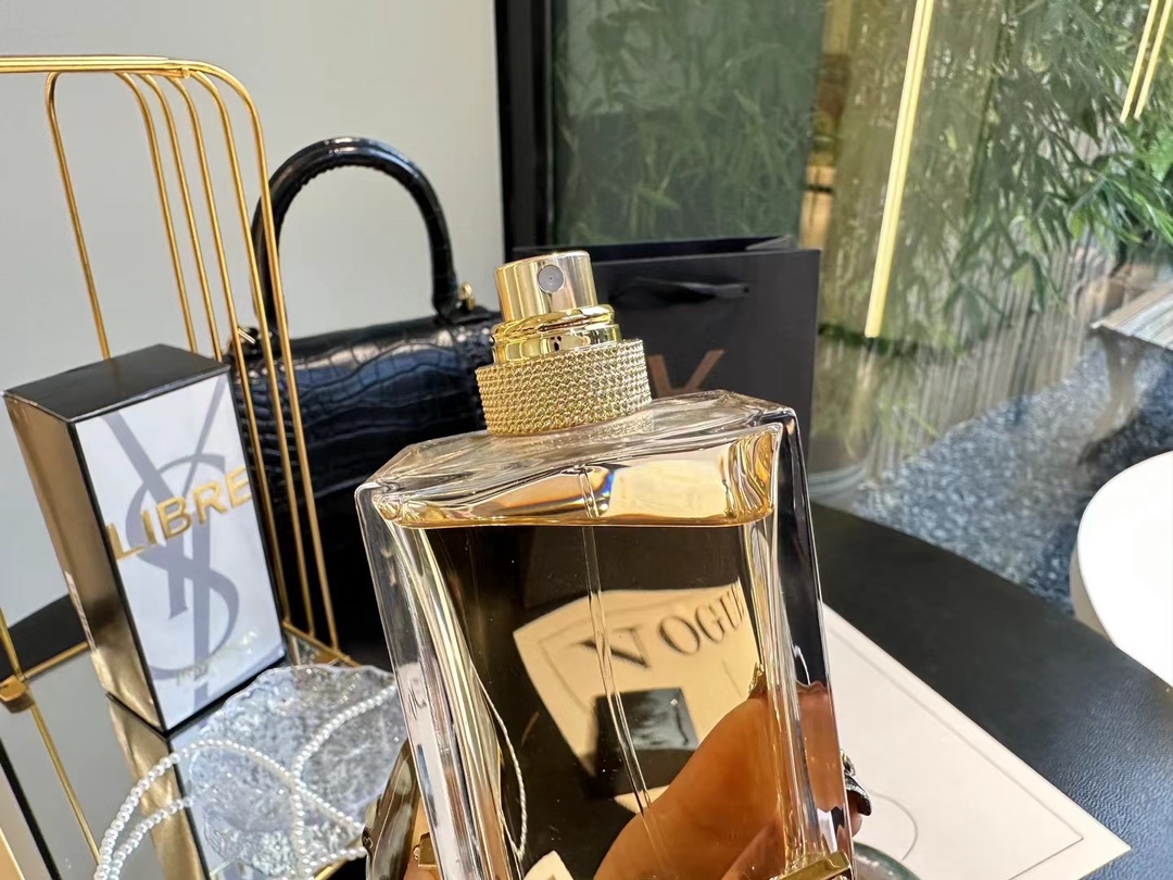95💰专柜品质
自由之水 90ml
YS19年新香Libre EDP来啦~~
圣罗兰与创作歌手Dua Lipa联名推出新款香水Libre,
Libre香水专为勇敢的女性设计, 倡导自由,
皆在鼓励女性冲破世俗的概念,
争取自己的权利, 为自己的自由辩护,
勇敢表达出最真实的自己.我可以说我已经说倦了,这款新香的瓶子真的高级到炸!非常符合我崇尚简洁的审美,年度最值得购买的香水之一!
而且是一瓶中性香,以薰衣草花香为主,有柔和的橙花香中和,给人很悠闲放松的感觉,跟它自由之香的名字太吻合了~
前调:橘子油,薰衣草油,黑醋栗,苦橙叶
中调:茉莉,橙花,薰衣草油
基调:雪松油,龙涎香,麝香,香草萃取物