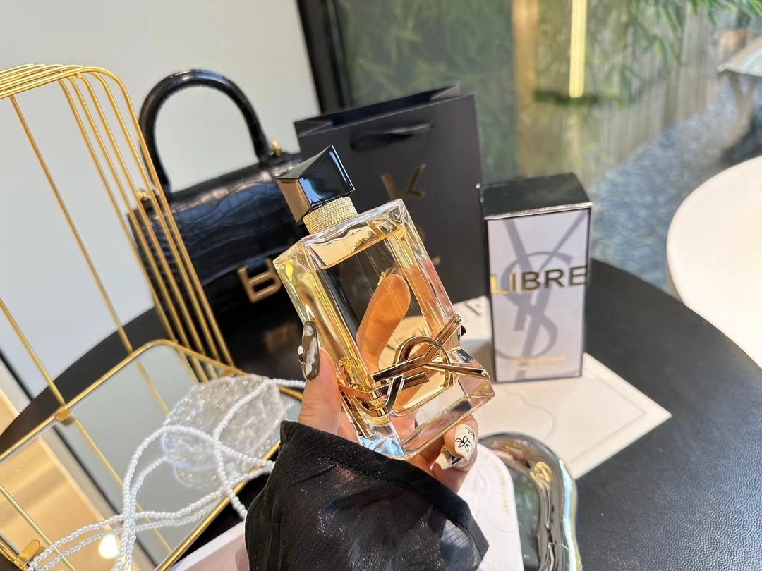 95💰专柜品质
自由之水 90ml
YS19年新香Libre EDP来啦~~
圣罗兰与创作歌手Dua Lipa联名推出新款香水Libre,
Libre香水专为勇敢的女性设计, 倡导自由,
皆在鼓励女性冲破世俗的概念,
争取自己的权利, 为自己的自由辩护,
勇敢表达出最真实的自己.我可以说我已经说倦了,这款新香的瓶子真的高级到炸!非常符合我崇尚简洁的审美,年度最值得购买的香水之一!
而且是一瓶中性香,以薰衣草花香为主,有柔和的橙花香中和,给人很悠闲放松的感觉,跟它自由之香的名字太吻合了~
前调:橘子油,薰衣草油,黑醋栗,苦橙叶
中调:茉莉,橙花,薰衣草油
基调:雪松油,龙涎香,麝香,香草萃取物