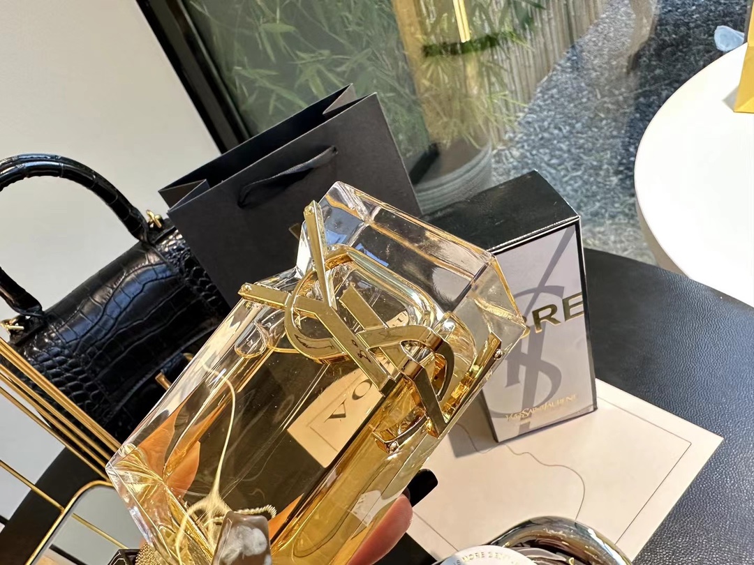 95💰专柜品质
自由之水 90ml
YS19年新香Libre EDP来啦~~
圣罗兰与创作歌手Dua Lipa联名推出新款香水Libre,
Libre香水专为勇敢的女性设计, 倡导自由,
皆在鼓励女性冲破世俗的概念,
争取自己的权利, 为自己的自由辩护,
勇敢表达出最真实的自己.我可以说我已经说倦了,这款新香的瓶子真的高级到炸!非常符合我崇尚简洁的审美,年度最值得购买的香水之一!
而且是一瓶中性香,以薰衣草花香为主,有柔和的橙花香中和,给人很悠闲放松的感觉,跟它自由之香的名字太吻合了~
前调:橘子油,薰衣草油,黑醋栗,苦橙叶
中调:茉莉,橙花,薰衣草油
基调:雪松油,龙涎香,麝香,香草萃取物