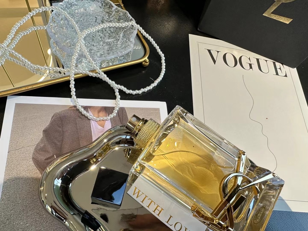 95💰专柜品质
自由之水 90ml
YS19年新香Libre EDP来啦~~
圣罗兰与创作歌手Dua Lipa联名推出新款香水Libre,
Libre香水专为勇敢的女性设计, 倡导自由,
皆在鼓励女性冲破世俗的概念,
争取自己的权利, 为自己的自由辩护,
勇敢表达出最真实的自己.我可以说我已经说倦了,这款新香的瓶子真的高级到炸!非常符合我崇尚简洁的审美,年度最值得购买的香水之一!
而且是一瓶中性香,以薰衣草花香为主,有柔和的橙花香中和,给人很悠闲放松的感觉,跟它自由之香的名字太吻合了~
前调:橘子油,薰衣草油,黑醋栗,苦橙叶
中调:茉莉,橙花,薰衣草油
基调:雪松油,龙涎香,麝香,香草萃取物
