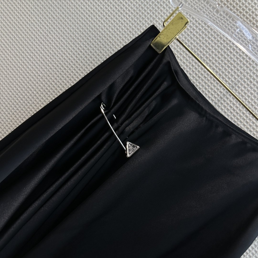 D23早秋新款不规则高腰半身裙面料超级有垂感黑色优雅大方配以到三角牌Logo别针装饰是整件成品的点睛之笔