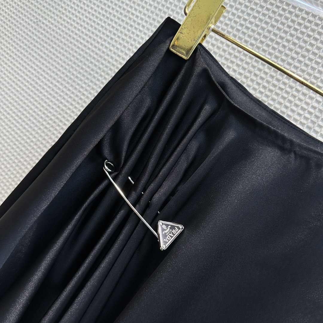 D23早秋新款不规则高腰半身裙面料超级有垂感黑色优雅大方配以到三角牌Logo别针装饰是整件成品的点睛之笔