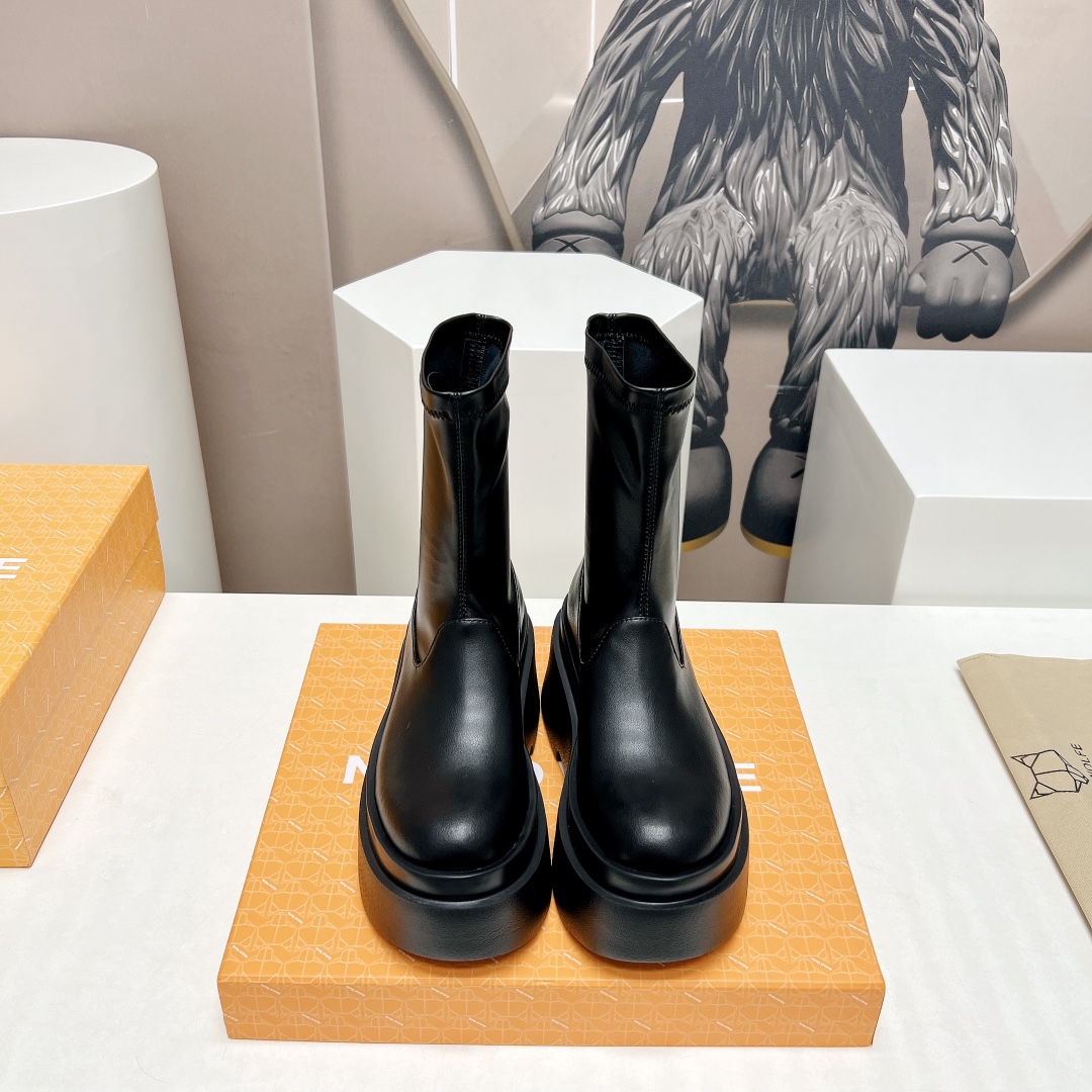 NO:577455,: 'Exclusive top version' nakedwolf*23vs the latest autumn show platform high platform fashion boots series... [Thick-soled elastic short boots with platform cake] nakedwolf*e Ned Wolf is a London fashion designer brand with the famous logo of the wolf head. It enjoys a high reputation in the luxury goods industry and is famous for its thick and stiff design. It is committed to creating bold and avant-garde shoes. This fashion boot is the master of the Ned Wolf family. The original model is opened and 1:1 details are restored... Upper: original customized first-layer cowhide, lining: customized stretch velvet, feet: customized sheepskin, outsole: customized rubber sole, heel height: 6cm, size: 35-39 (40 customized, non-returnable), packaging: original full package, color: black, boots, boots, cowhide, sheepskin.19860909:《独家顶级版本》 nakedwolf*23vs秋季最新秀场恨天高防水台时装靴系列……【松糕厚底弹力短靴】 nakedwolf*e 耐德·沃夫是一家伦敦时装设计师品牌,狼头的知名标识,在奢侈品界享有盛誉,以厚实而挺括的设计著称,致力于打造大胆前卫的鞋履,这一款时装靴更是耐得·沃夫家族中的集大成者,原版开模,1:1细节还原…… 鞋面:原版定制头层牛皮 内里:定制弹力绒 垫脚:定制羊皮 大底:定制橡胶底 跟高:6cm 码数:35-39（40定制不退换） 包装:原版全套包装 颜色:黑色,靴子,boots,cowhide,sheepskin,Women's Shoes