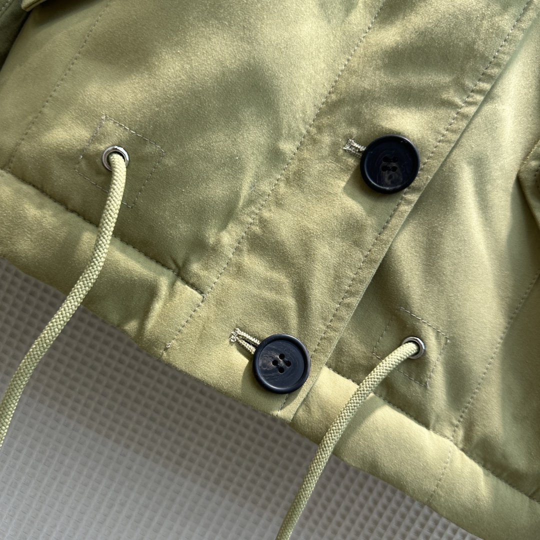 D23早秋新款立领短款夹克外套面夹克呈现富有结构感的线条提升设计格调同时兼具出色的功能性搭配立领与毛质抓
