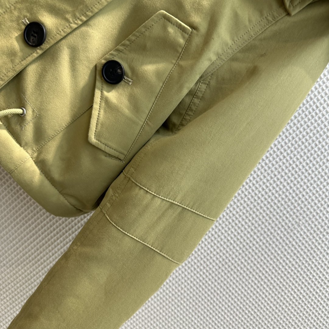 D23早秋新款立领短款夹克外套面夹克呈现富有结构感的线条提升设计格调同时兼具出色的功能性搭配立领与毛质抓