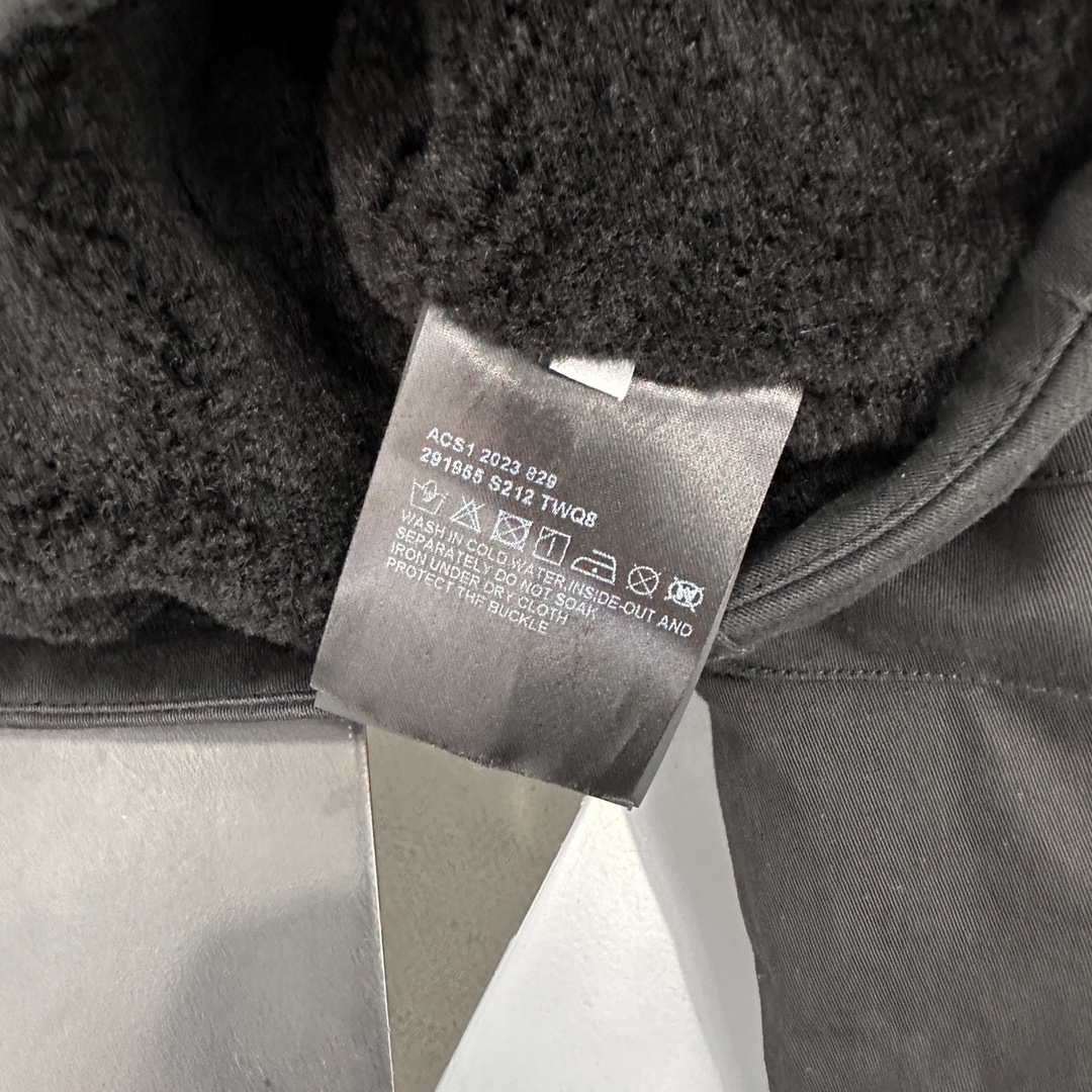 🌾P家｜新款棉服，纯棉面布，内胆采用进口高密环保毛面料，手感柔软上身亲肤，镰刀形袖边设计，甜酷十足，短款