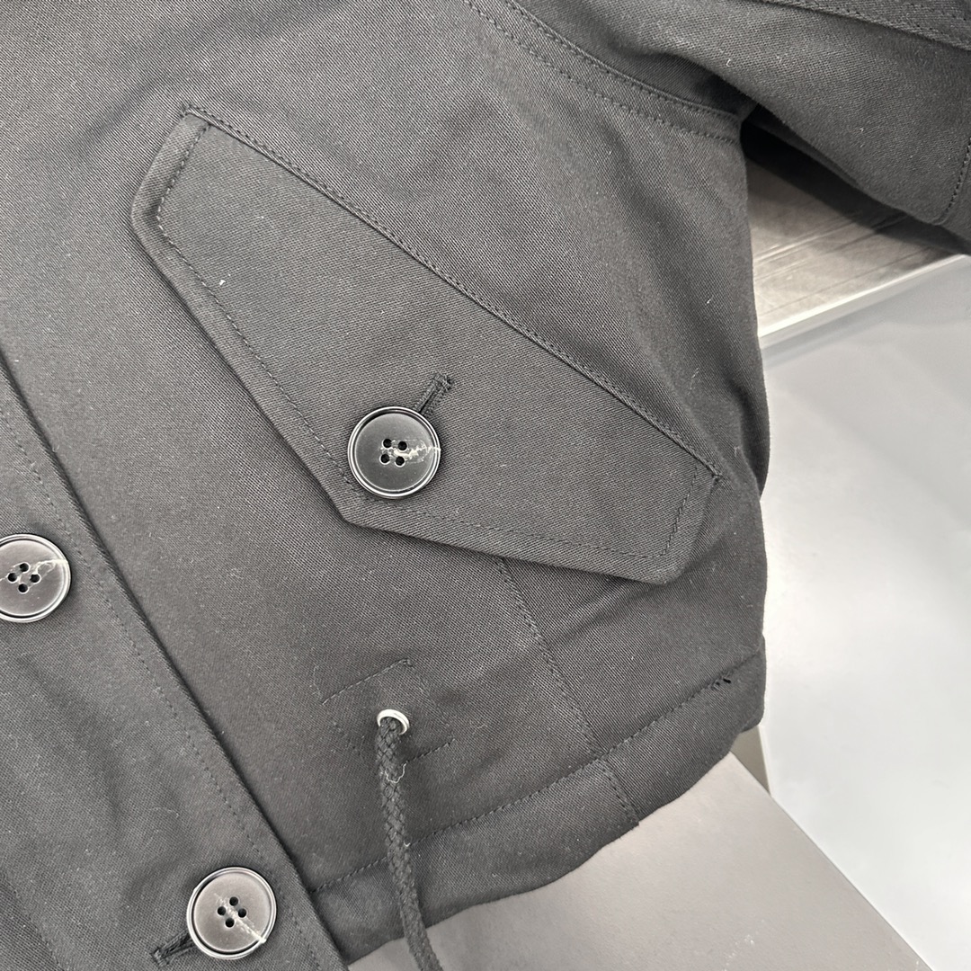 🌾P家｜新款棉服，纯棉面布，内胆采用进口高密环保毛面料，手感柔软上身亲肤，镰刀形袖边设计，甜酷十足，短款