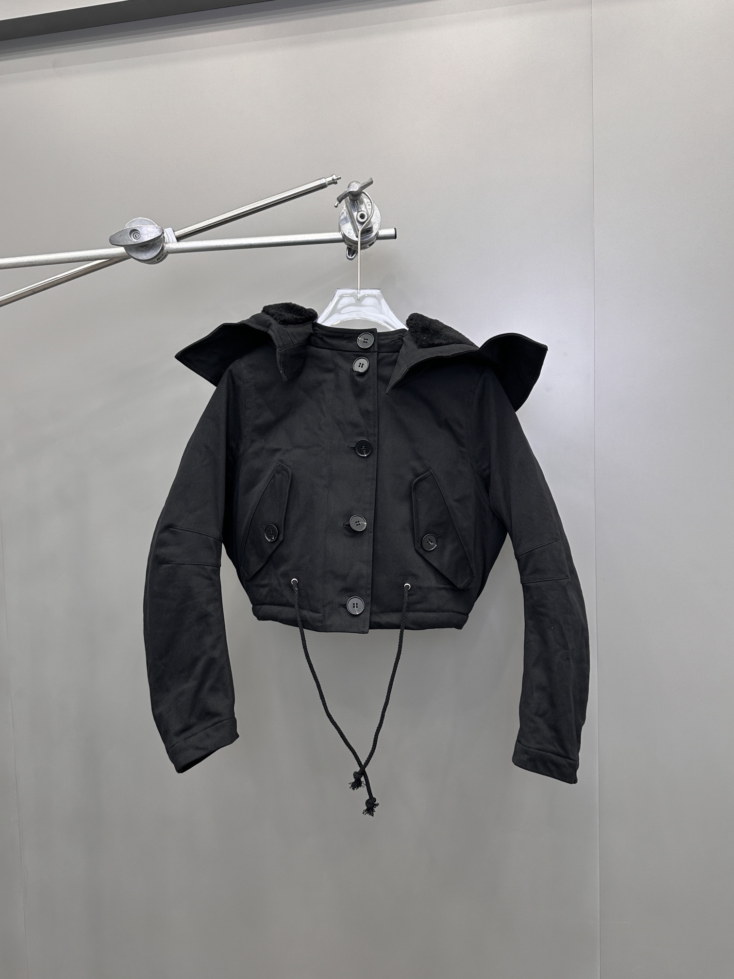 🌾P家｜新款棉服，纯棉面布，内胆采用进口高密环保毛面料，手感柔软上身亲肤，镰刀形袖边设计，甜酷十足，短款