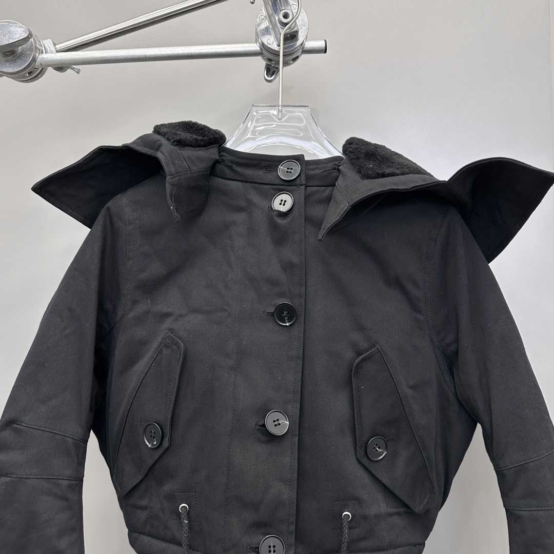 🌾P家｜新款棉服，纯棉面布，内胆采用进口高密环保毛面料，手感柔软上身亲肤，镰刀形袖边设计，甜酷十足，短款