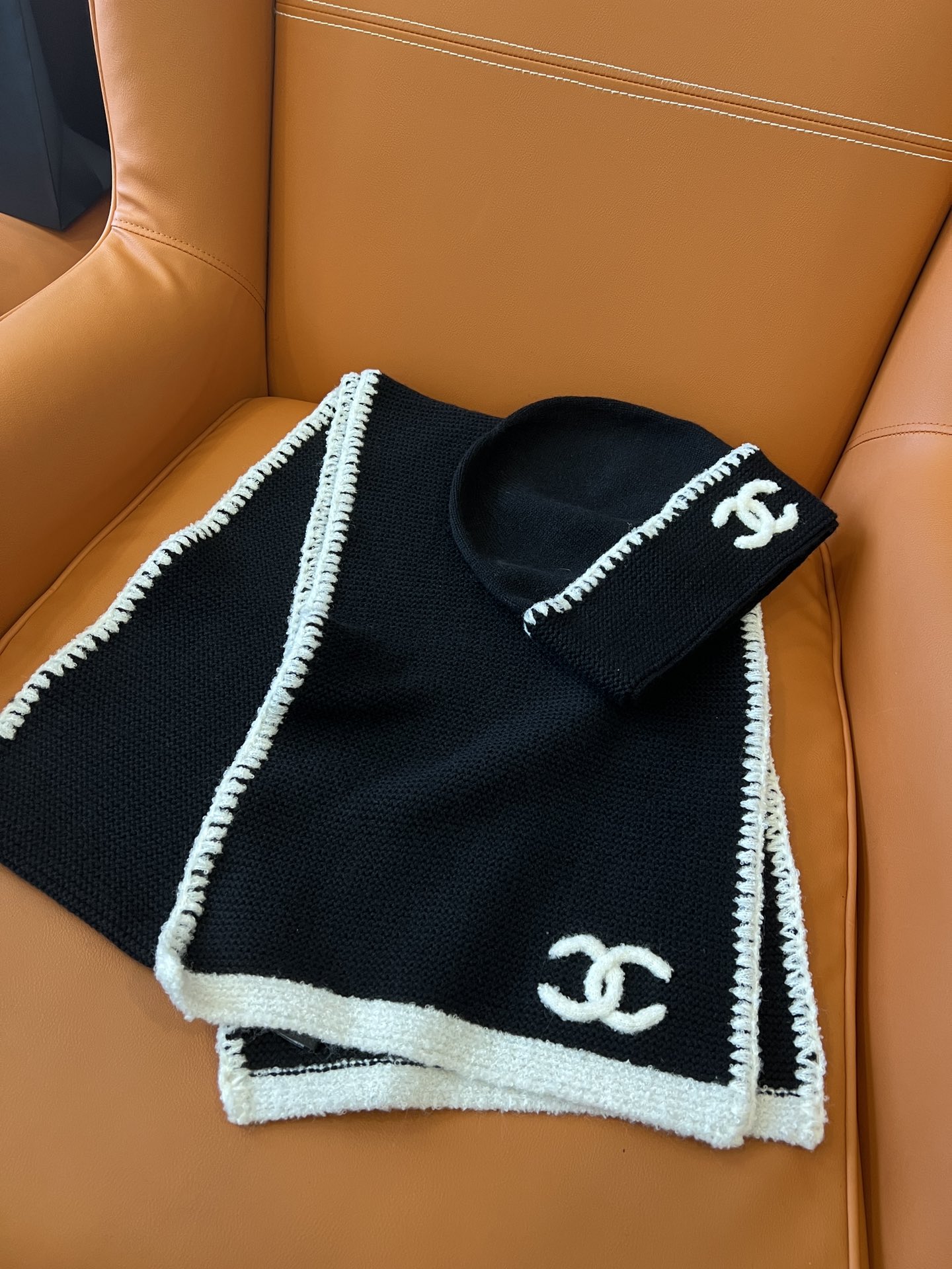 Price: Screws LZDYLS. Cold Hat ESDJB.\n Stunning High Booking Edition Knit Cashry Scarf, Cold Hat Set \n''s first fragrance of the year does not exaggerate! \n Italian imported cashmere fabric is really very delicate, get in minutes, the whole piece, the whole piece高密度密织工艺，成本想象不到的高，双C植绒刺绣logo立体十足，辨识度极高\n仙女必入吧，没有什么拒绝的理由，\n老盆友真的要闭眼收，卖Do n’t miss it if you do n’t sell \n yourself! A00%passenger for top cashmere, scarf size: 30xzddllcm, hat size: average code