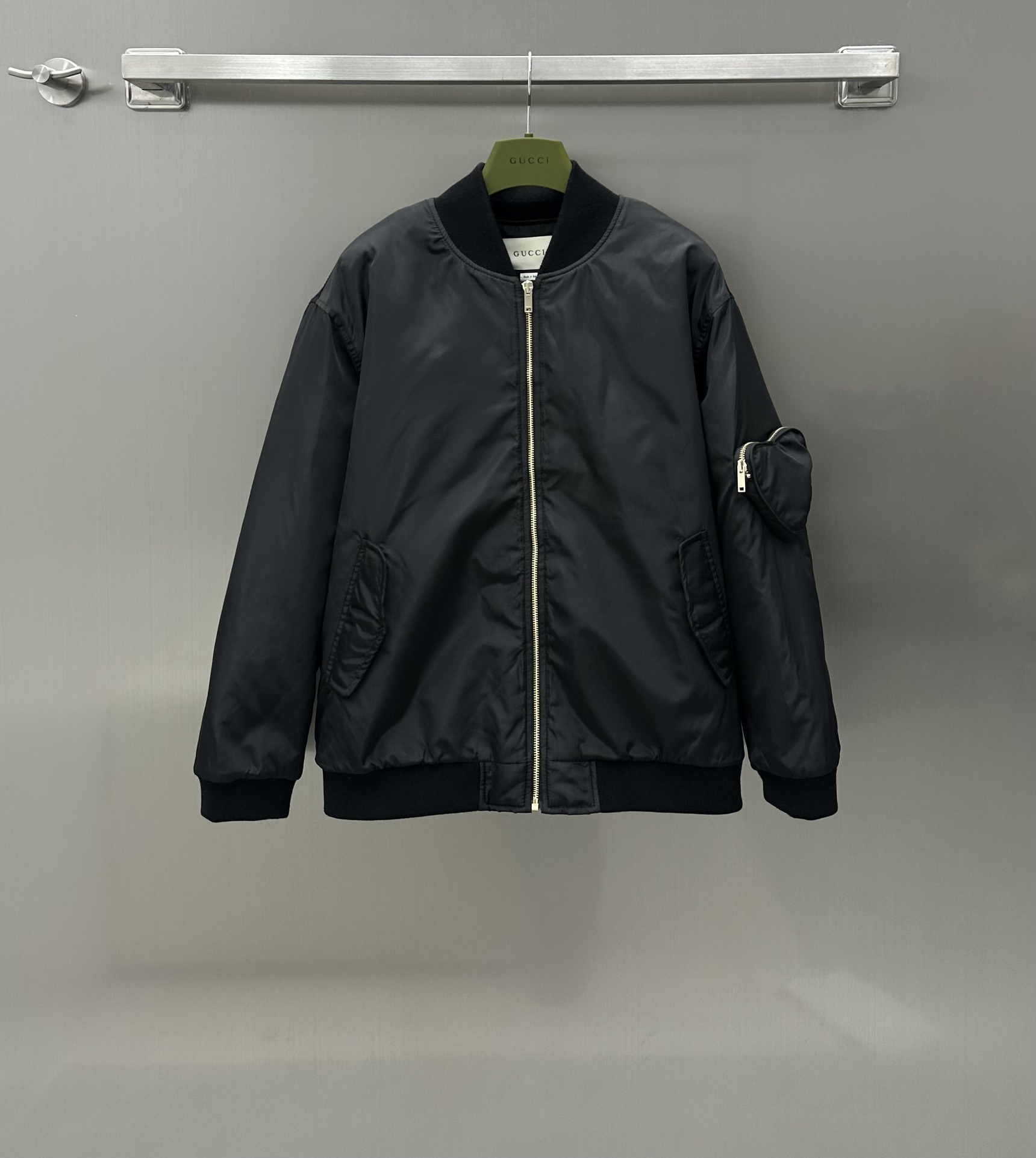 NO:696724,Gucc* New arrivals baseball cotton jacket. Customized YB exclusive windproof and waterproof nylon material. High-end feel with pearlescent gloss. Quilted baseball jacket. Windproof and warm in autumn and winter. Fashionable item. Ribbed collar, cuffs and hem. The upper body is more crisp and stylish. The love triangle bag on the sleeves is the finishing touch. The three-dimensional cut-out letter pattern echoes the back, coordinates personality and is not out of balance. The cotton plaid inner upper body does not appear bloated.  Regular loose baseball jacket style. It can be paired with knitted sweaters in autumn and winter. Casual and neutral style. Same style for men and women. Blue is fashionable and stylish. Black is versatile and high-end. High version 2 colors, gucci, hoodie, sweatshirts, jackets & coats,19860909Gucc* 新品上架棒球棉服外套 定制YB专属防风防水尼龙材质 带珠光亮面高级感 夹棉棒球服外套 秋冬防风保暖 时髦单品 罗纹领口袖口和下摆 上身更加挺括有型 手袖爱心三角包点睛之笔 增添时髦感 立体剪花字母图案呼应背后 协调个性 不失调性 冲棉格纹内里上身不显臃肿 常规宽松棒球外套版型 秋冬里面搭配针织卫衣都 休闲中性风 男女同款 蓝色时髦洋气 黑色百搭高级  高版本2色,,gucci,hoodie,sweatshirts,jackets & coats,,Women's clothing