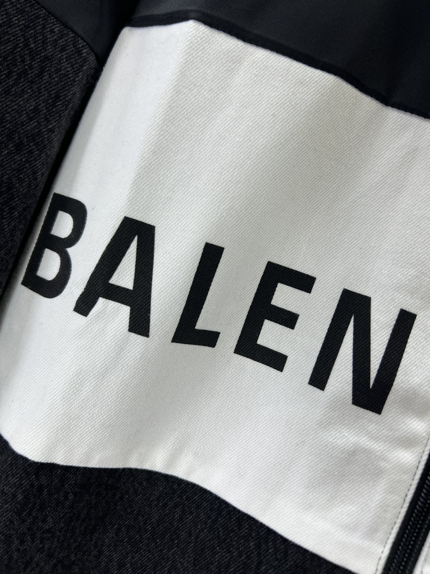 Balenciaga巴黎世家23早春新款走秀款黑白拼接冲锋衣外套轻奢主义男女日常通勤穿搭必备单品定制防风