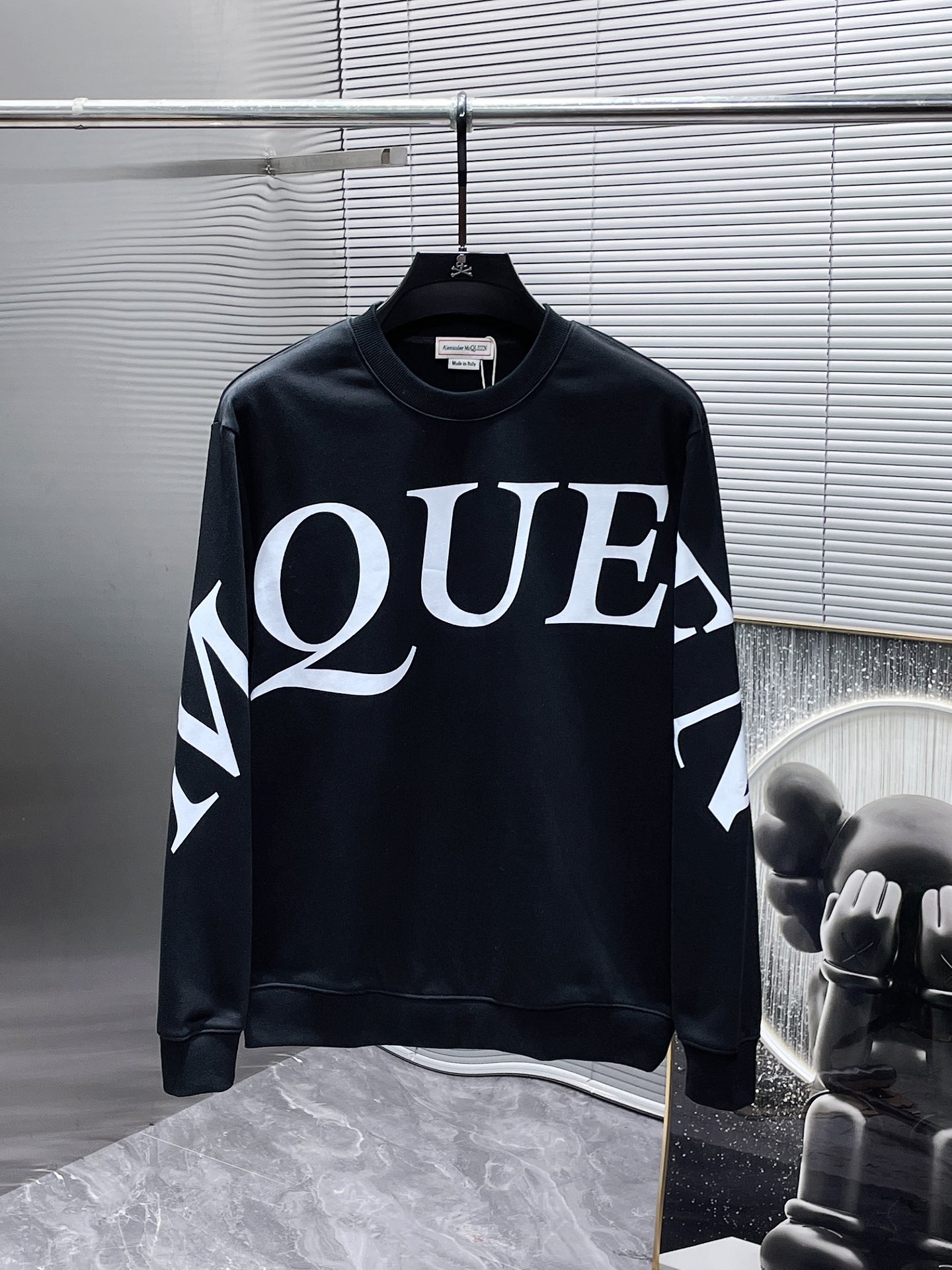 NO:123925,Supports the New Year's Return and Exchange Mike McQueen Ss Early Autumn New Model, Long Sleeve Round Neck, Sweatshirt, High-end Version!  Customized fabrics for counters are breathable and comfortable, with impeccable details, and the brand element design concept reflects high quality. The feel is delicate and soft!  It is casually cut, with a great upper body style!  Size M-3XL Size data M Clothes Length 68 Bust 108 Shoulder width 45 Sleeve length 62 L Clothes Length 69 Bust 112 Shoulder width 46.5 Sleeve length 63 XL Clothes Length 71 Bust 118 Shoulder width 48 Sleeve length 64 2XL Clothes Length 73 Bust 124 Shoulder width 49.5 Sleeve length 65 3XL Clothes Length 75 Bust 130 Shoulder width 51 Sleeve length 66, hoodie,sweatshirts,alexander wang19860909支持年后退换麦克 McQueen ss早秋新款 长袖 圆领 卫衣,高端版本！专柜定制面料 透气舒适度高,细节无可挑剔,品牌元素设计理念,体现高品质.手感细腻柔软！呈现休闲裁剪,上身版型超赞！码数M-3XL 尺码数据 M 衣长68 胸围108 肩宽45 袖长62 L 衣长69 胸围112 肩宽46.5 袖长63 XL 衣长71 胸围118 肩宽48 袖长64 2XL 衣长73 胸围124 肩宽49.5 袖长65 3XL 衣长75 胸围130 肩宽51 袖长66,,hoodie,sweatshirts,alexander wang,Men's clothing