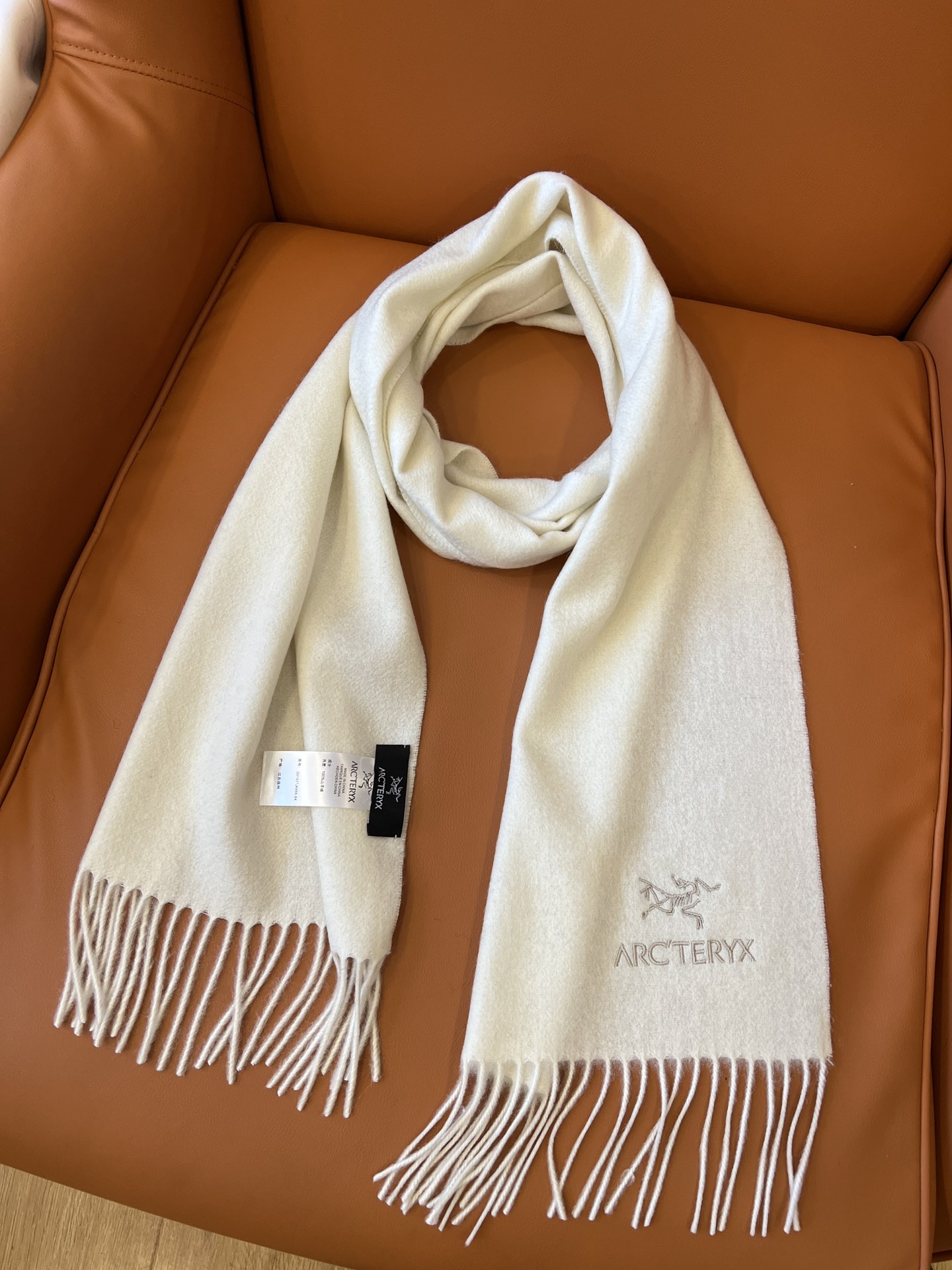 Luxury Scarf by ARCTERYX: $240 for Fine Wool Goatee Scarf, Original Design. - 图片 2