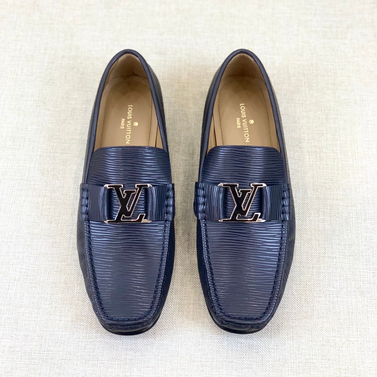 NO:679571,[L*] Original high-quality loafers - Upper material, imported cowhide, with original fasteners - Inner foot pads are all made of imported cowhide - Original custom-made leather outsole, cover with hidden threads, more secure -Size 39-44 (38,45. Customized, non-returnable and non-exchangeable) -,,loafers,cowhide,Leather soles19860909【L*】原单高品质,乐福鞋 -鞋面材质,进口牛皮,搭配原单扣件 -内里垫脚 均用进口牛皮 -原版定制真皮大底,套包拉暗线,更牢固 -Size 39-44（38,45.订制不退不换） -,,loafers,cowhide,Leather soles,Men's shoes