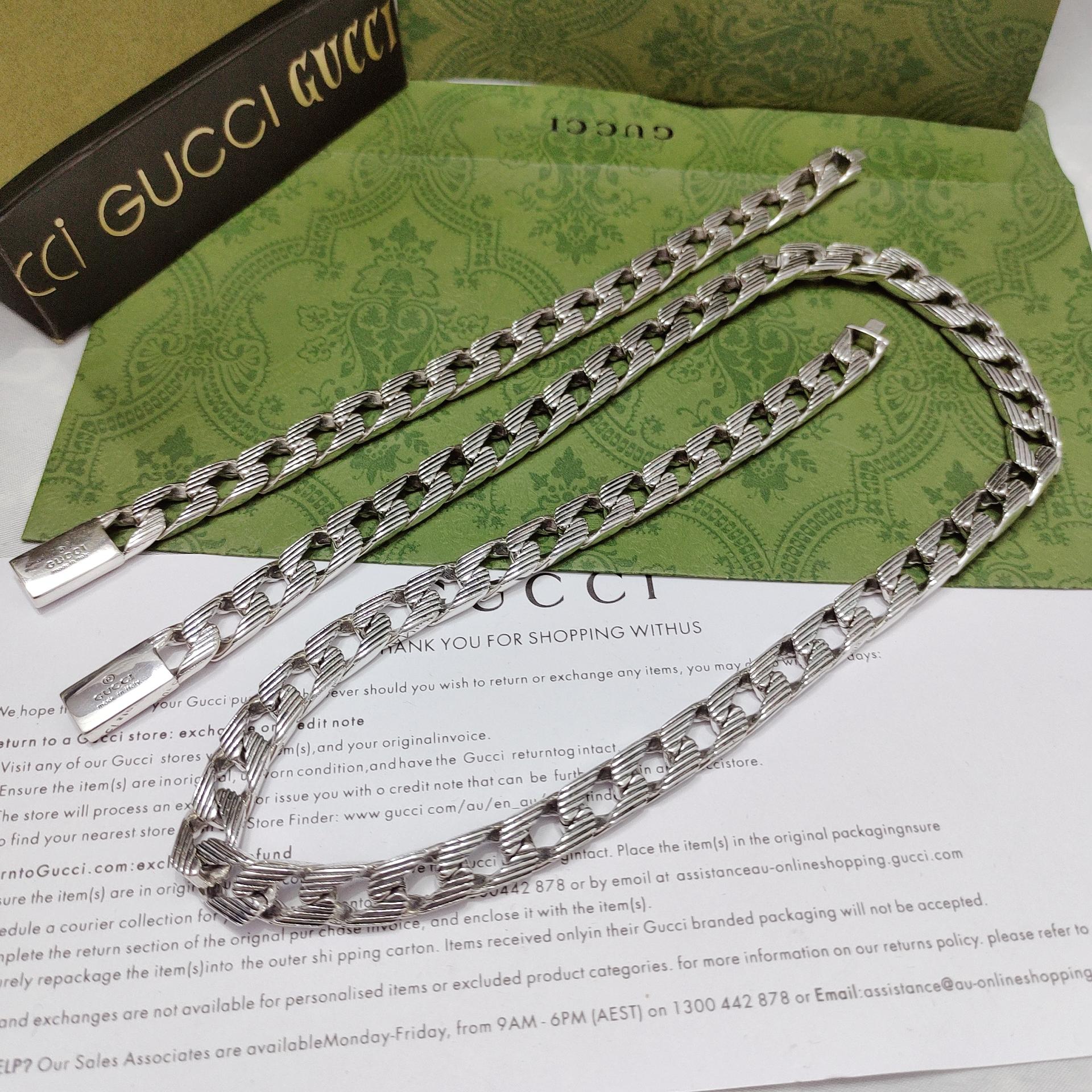 NO:112783,Necklace Hand 95 Gucci This necklace is decorated with carved stripes. It has a brand image in the middle. Add a fashionable and classic production to this necklace. Size: 60cm, jewelry fine products, gucci, necklace19860909项链手95Gucci这款项链饰有刻花条纹 中间素有品牌塑造形象 给这款项链添加时尚经典的制作 尺寸:60cm,饰品精品,gucci,necklace,Jewelry