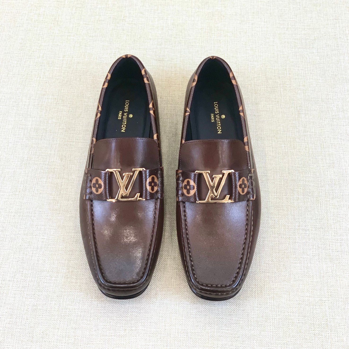 NO:679577,[L*] Original high quality, - Loafers - Upper material, imported cowhide, with original fasteners - Inner foot pads are all made of imported cowhide - Original custom-made leather outsole, -Size 39-44 (38,45. Customized, non-refundable and non-exchangeable) -,,loafers,cowhide,Leather soles19860909【L*】原单高品质, -乐福鞋 -鞋面材质,进口牛皮,搭配原单扣件 -内里垫脚 均用进口牛皮 -原版定制真皮大底, -Size 39-44（38,45.订制不退不换） -,,loafers,cowhide,Leather soles,Men's shoes