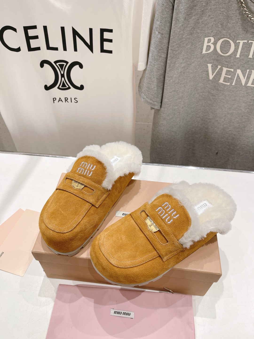 高版本出厂 MiuMiu/缪缪2025ss秋冬最新火爆款勃肯穆勒毛毛拖鞋 半包拖原版倒模楦型，极致1:1
