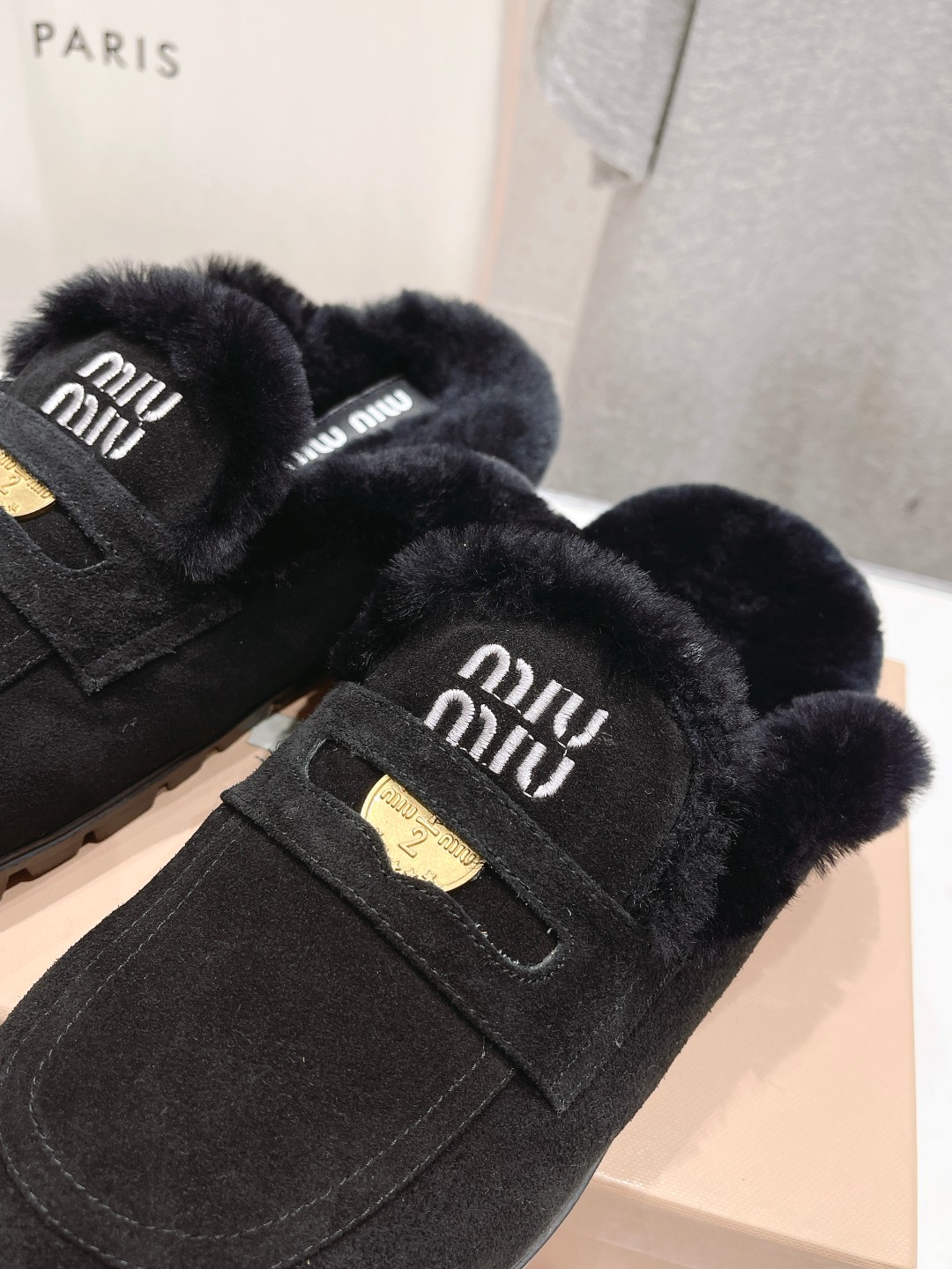 高版本出厂 MiuMiu/缪缪2025ss秋冬最新火爆款勃肯穆勒毛毛拖鞋 半包拖原版倒模楦型，极致1:1