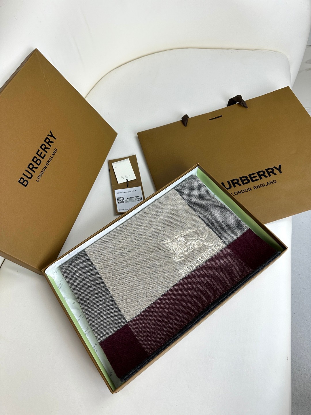 Burberry巴宝莉 经典战马格纹 高端男士围巾
