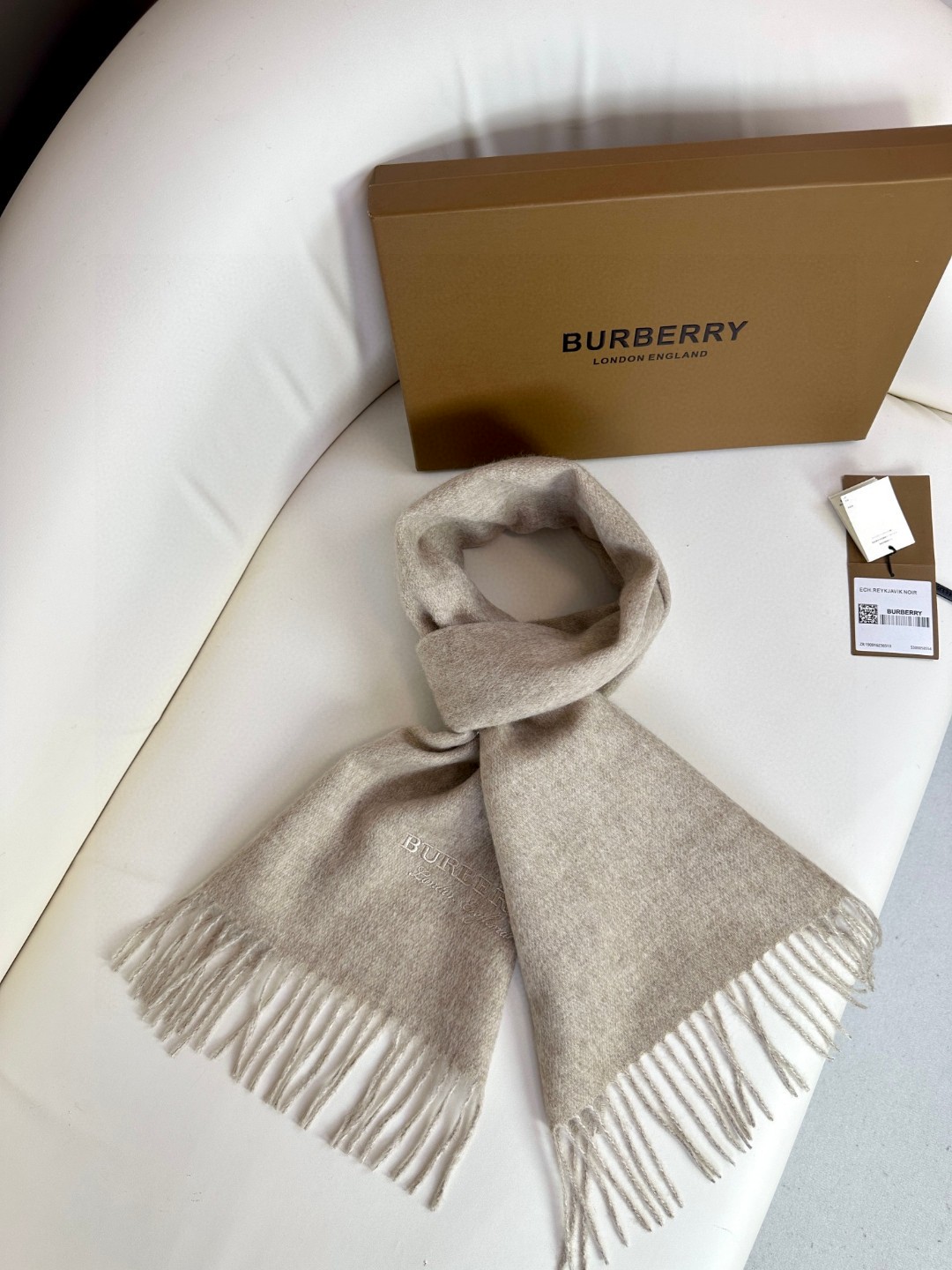 Burberry巴宝莉 2023巴黎时装展双面羊绒围巾