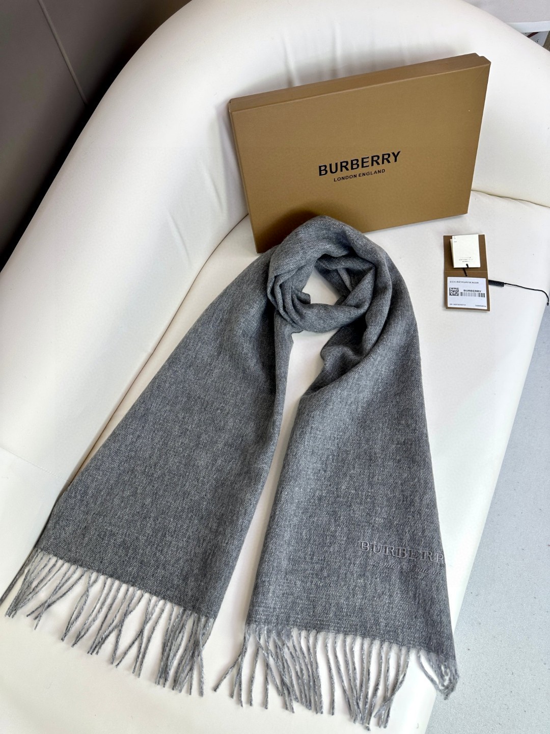 Burberry巴宝莉 2023巴黎时装展双面羊绒围巾