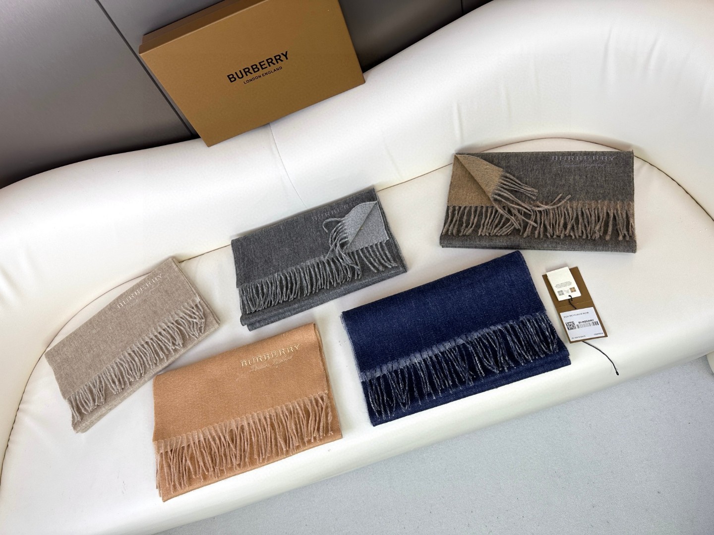 Burberry巴宝莉 2023巴黎时装展双面羊绒围巾