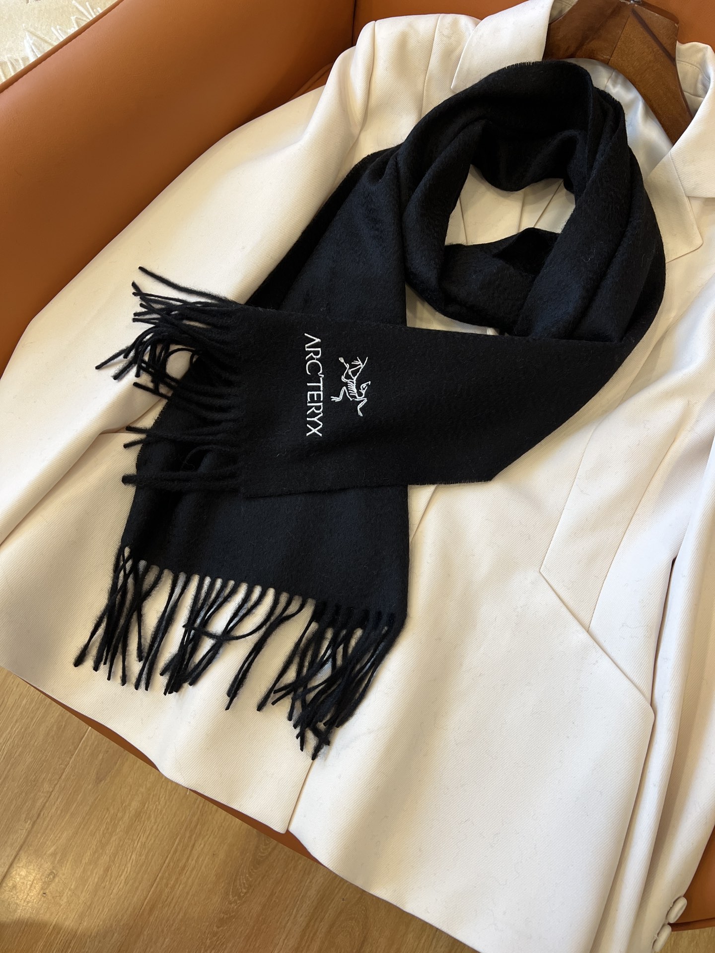 “Missing Power: ARCTERYX Scarf, 100% Wool, $240 – Season’s Biggest Money” - 图片 7