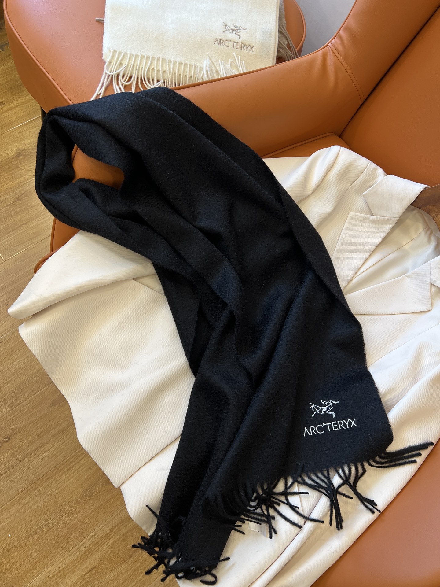 “Missing Power: ARCTERYX Scarf, 100% Wool, $240 – Season’s Biggest Money” - 图片 3