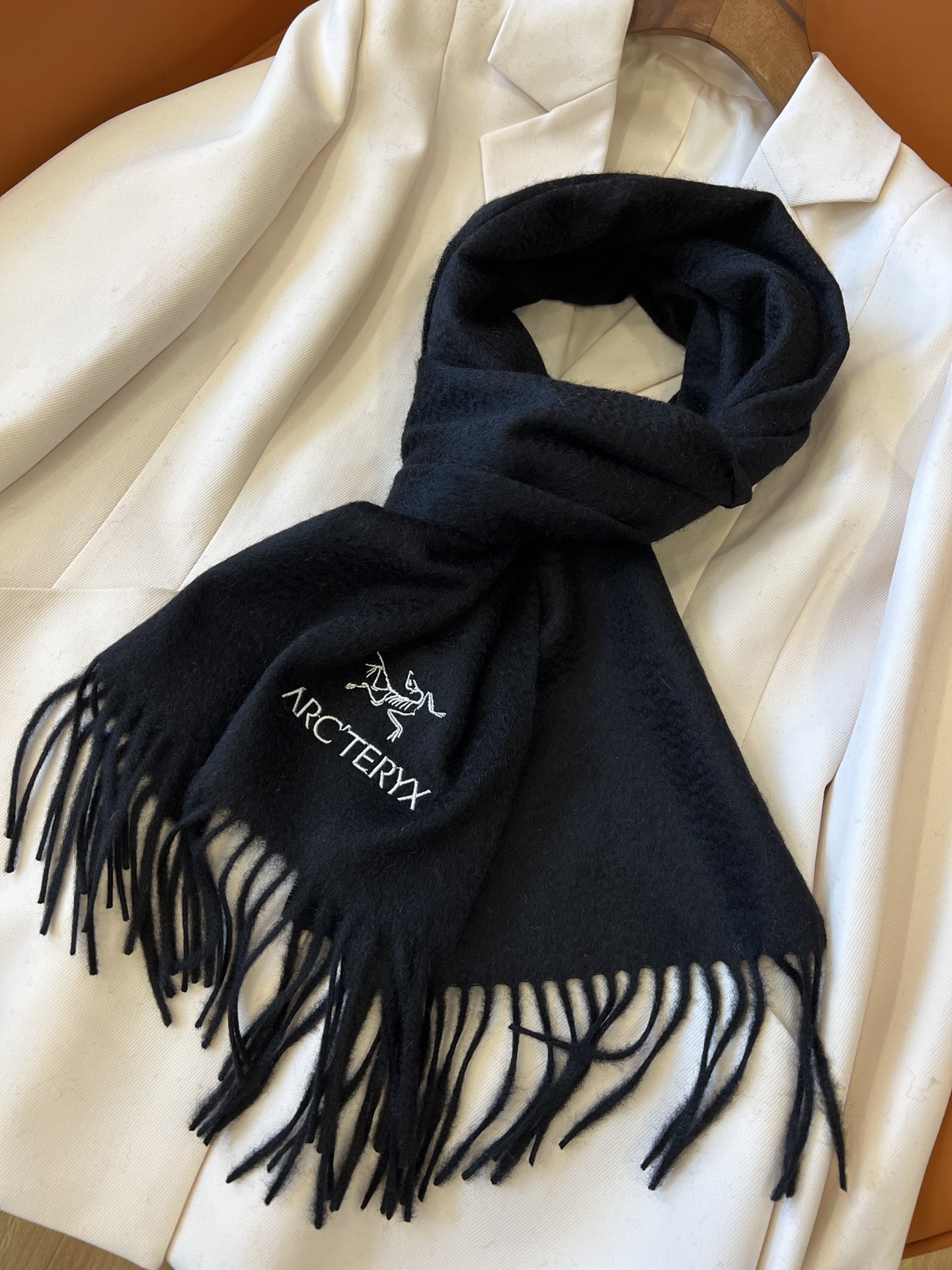 “Missing Power: ARCTERYX Scarf, 100% Wool, $240 – Season’s Biggest Money” - 图片 4