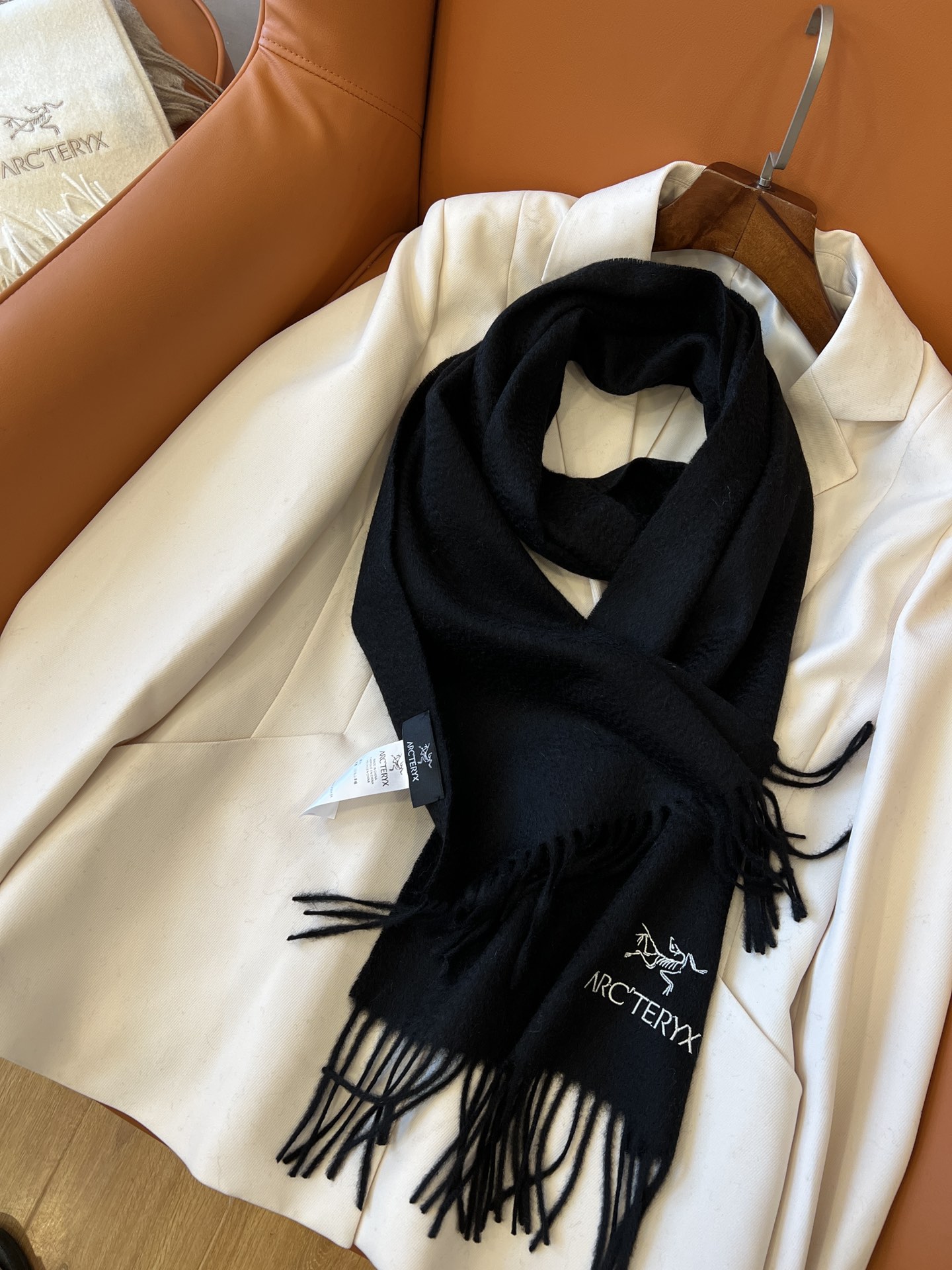 “Missing Power: ARCTERYX Scarf, 100% Wool, $240 – Season’s Biggest Money” - 图片 6