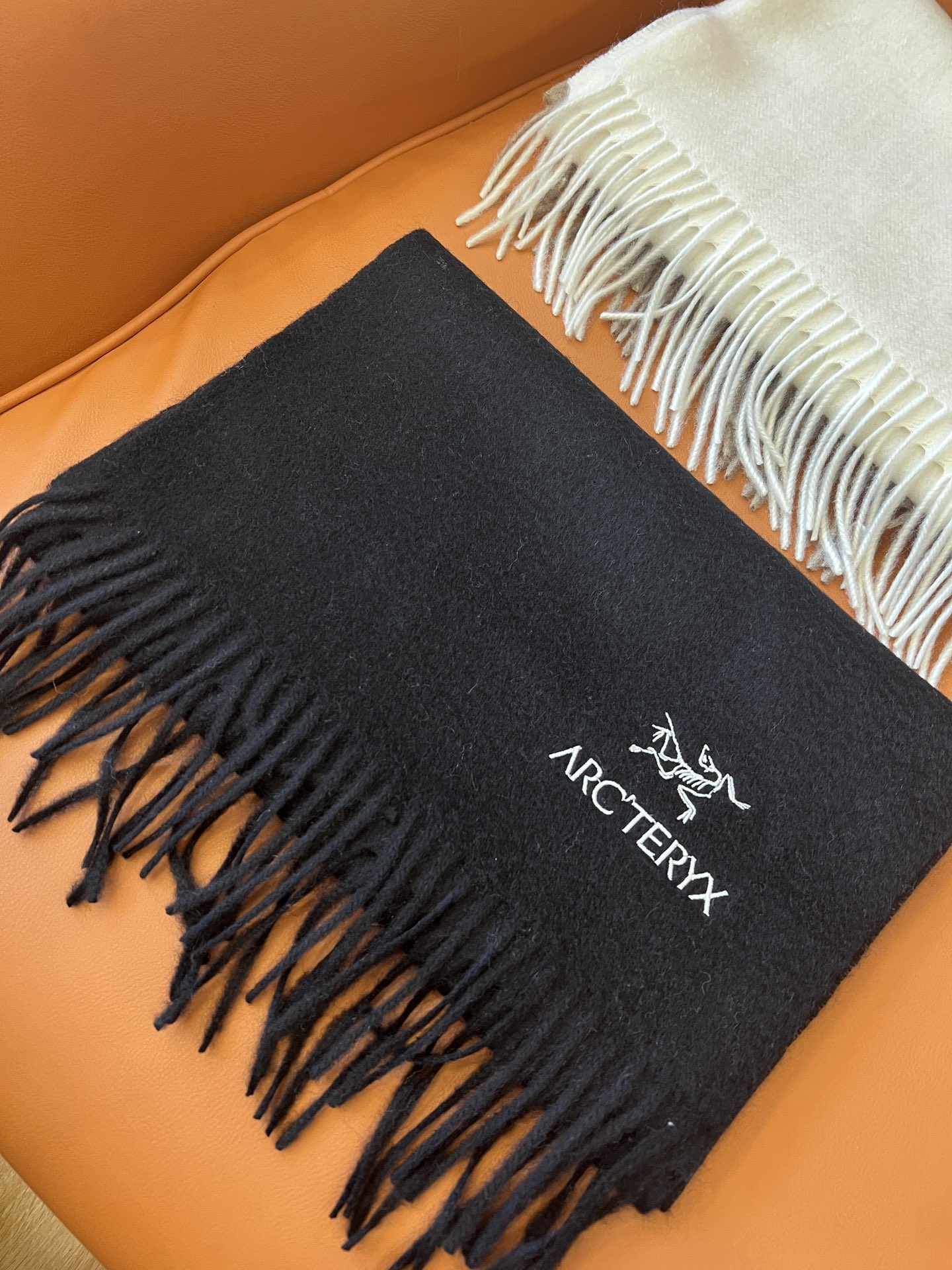 “Missing Power: ARCTERYX Scarf, 100% Wool, $240 – Season’s Biggest Money” - 图片 1