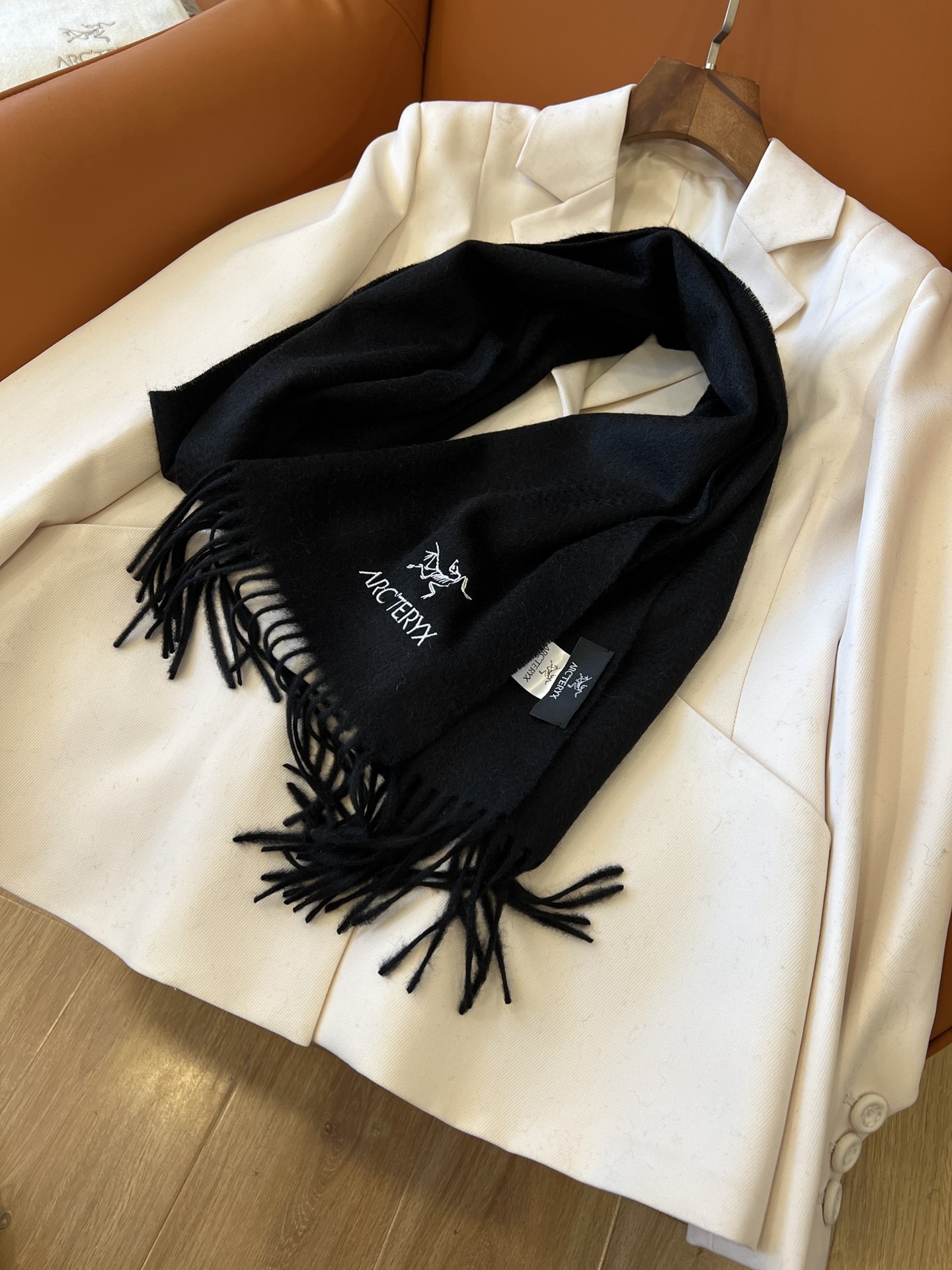 “Missing Power: ARCTERYX Scarf, 100% Wool, $240 – Season’s Biggest Money” - 图片 5