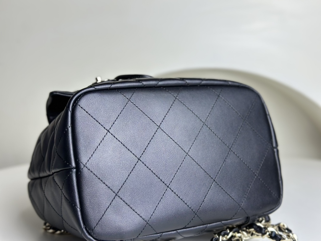 CHANEL 23B Autumn and Winter Double Pocket Backpack is larger than duma and more practical. Its really beautiful in person. It goes well with the