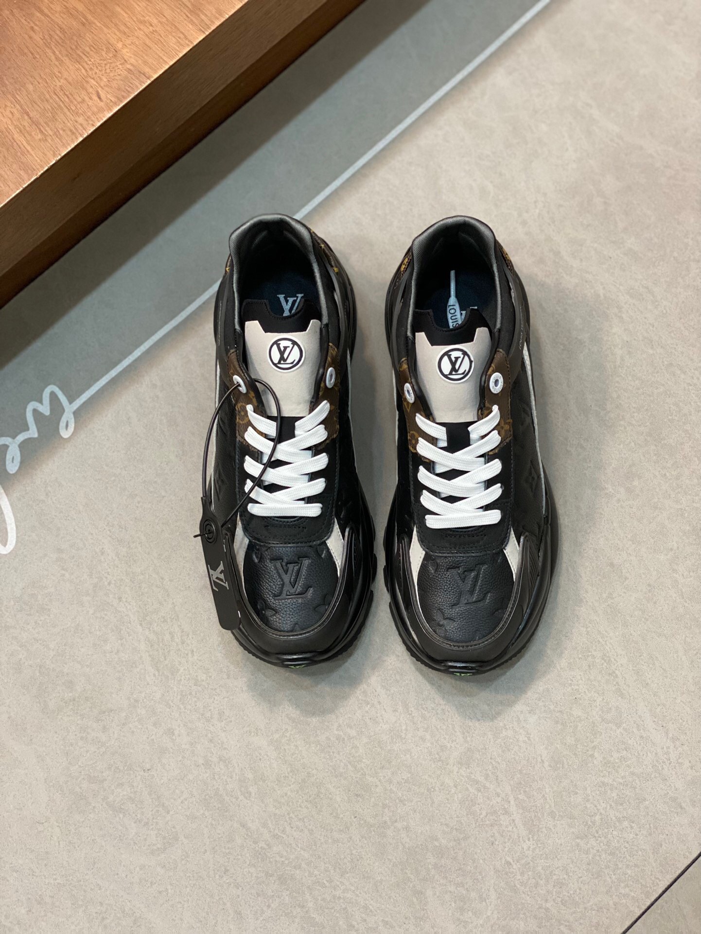 NO:216726,Brand LV·NiKe color original color matching, code number 39-44 customized 38.45 price Material Louis Vuitton·Nike counter new casual shoes!  The Louis Vuitton x x Nike co-branded model basically continues the style of THE TEN. The visual effects of the Swoosh car line and shoe tongue label are quite familiar, and they have both fashion and trendy attributes!  The upper is made of original material and original rubber outsole. Welcome to compare, Louis Vuitton, louis vuitton, louis vuitton, louis vuitton, stuart weitzman19860909品牌LV·NiKe 颜色原版配色 码数39-44订做38.45 价格 材质路易威登·耐克专柜新品休闲鞋！Louis Vuitton x x Nike 联名款,设计思路基本上是延续 THE TEN 的风格,Swoosh 车线、鞋舌标签视觉效果相当熟悉,兼具时尚与潮流属性！鞋面采用原版材质,原版橡胶大底 欢迎对比,路易威登,louis vuitton,louis vuitton,louis vuitton,stuart weitzman,Men's shoes