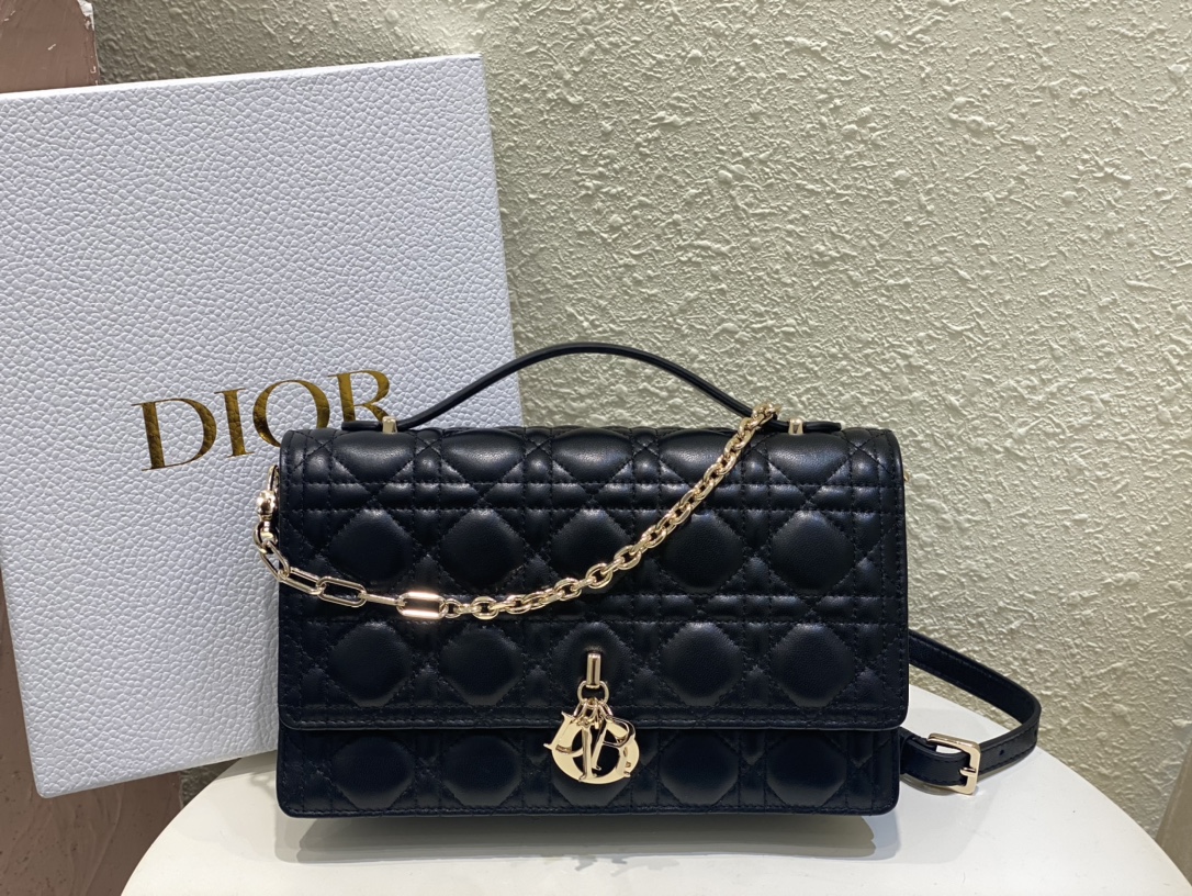 Dior Bolsos de mano Bolsos de embrague Negro Piel de oveja Colección primavera Cadena