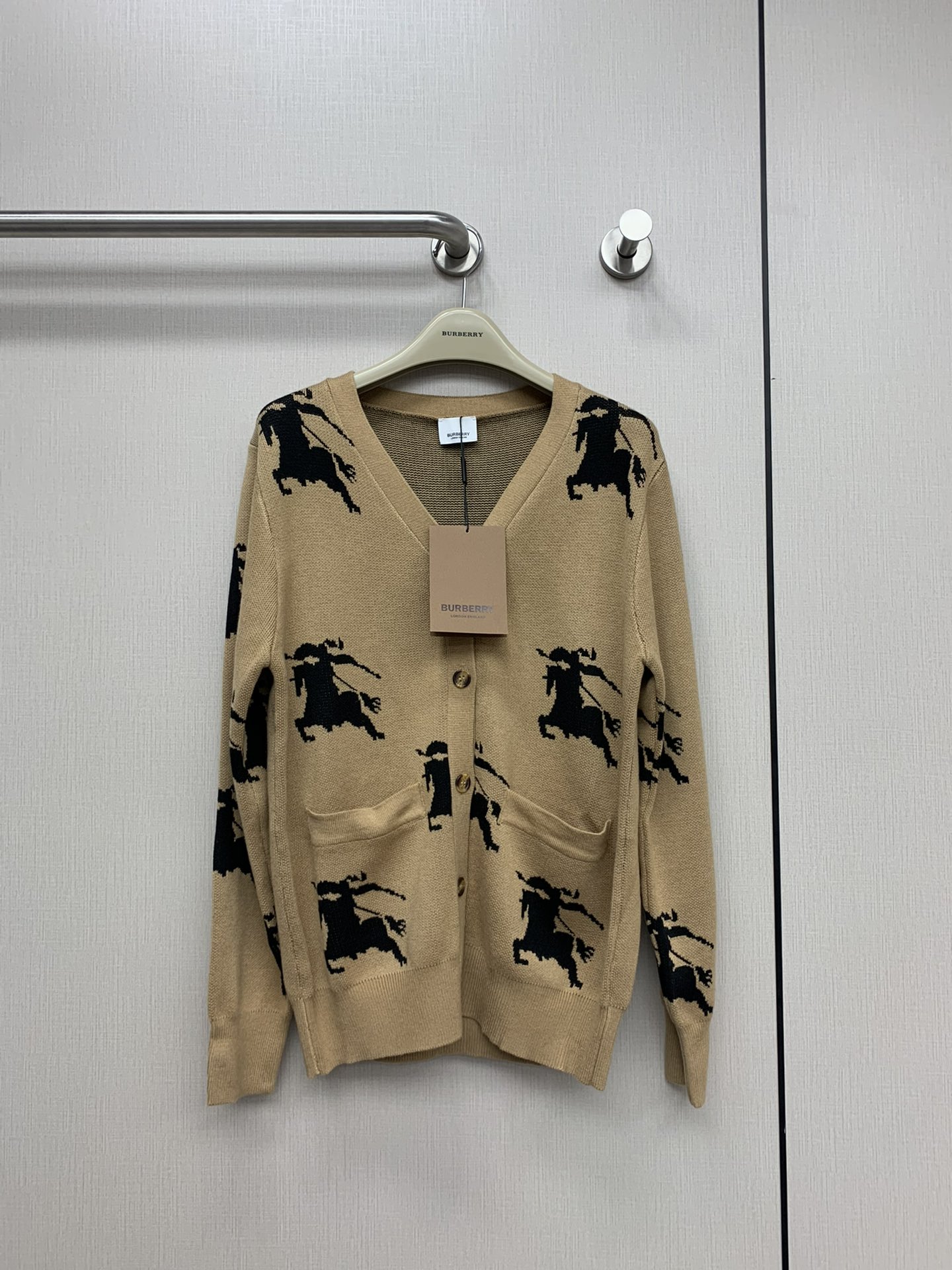 Cardigan Burberry Femme Laine Motifs Équestres Beige, Classique et Confortable