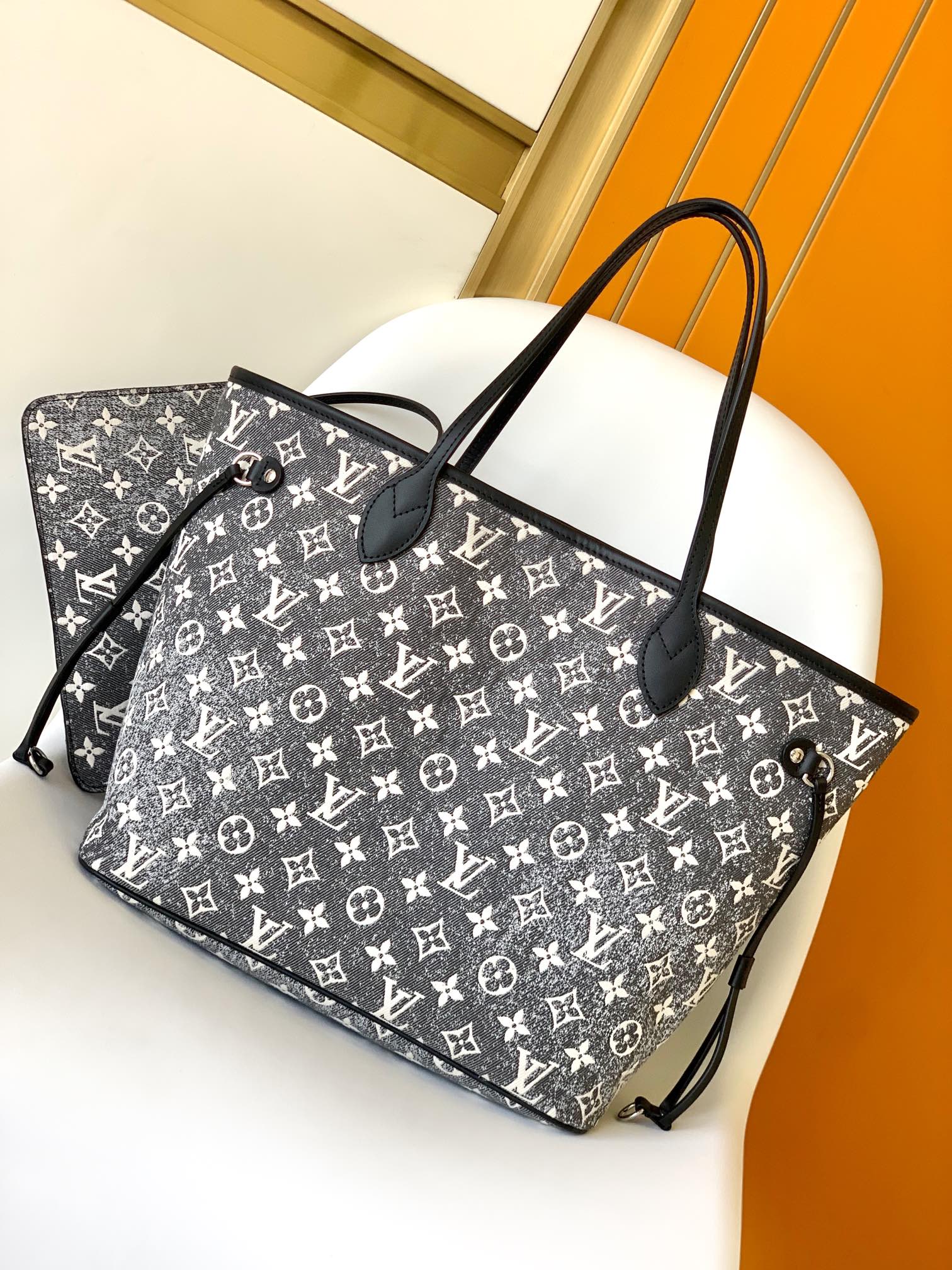 p760 M21465 Neverfull 中号手袋取材 Monogram 提花丹宁布 展现 2023 Cruise 早春秀场对经典元素的崭新诠释