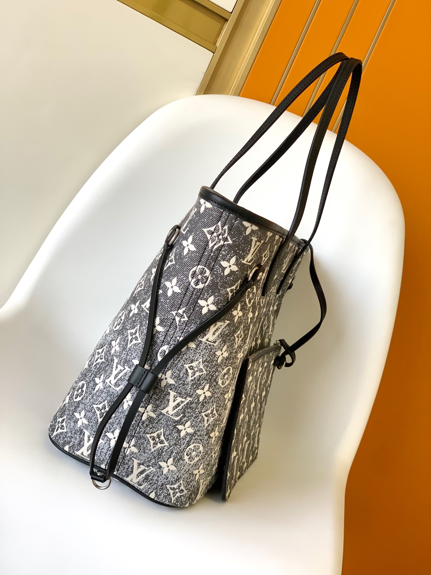 p760 M21465 Neverfull 中号手袋取材 Monogram 提花丹宁布 展现 2023 Cruise 早春秀场对经典元素的崭新诠释