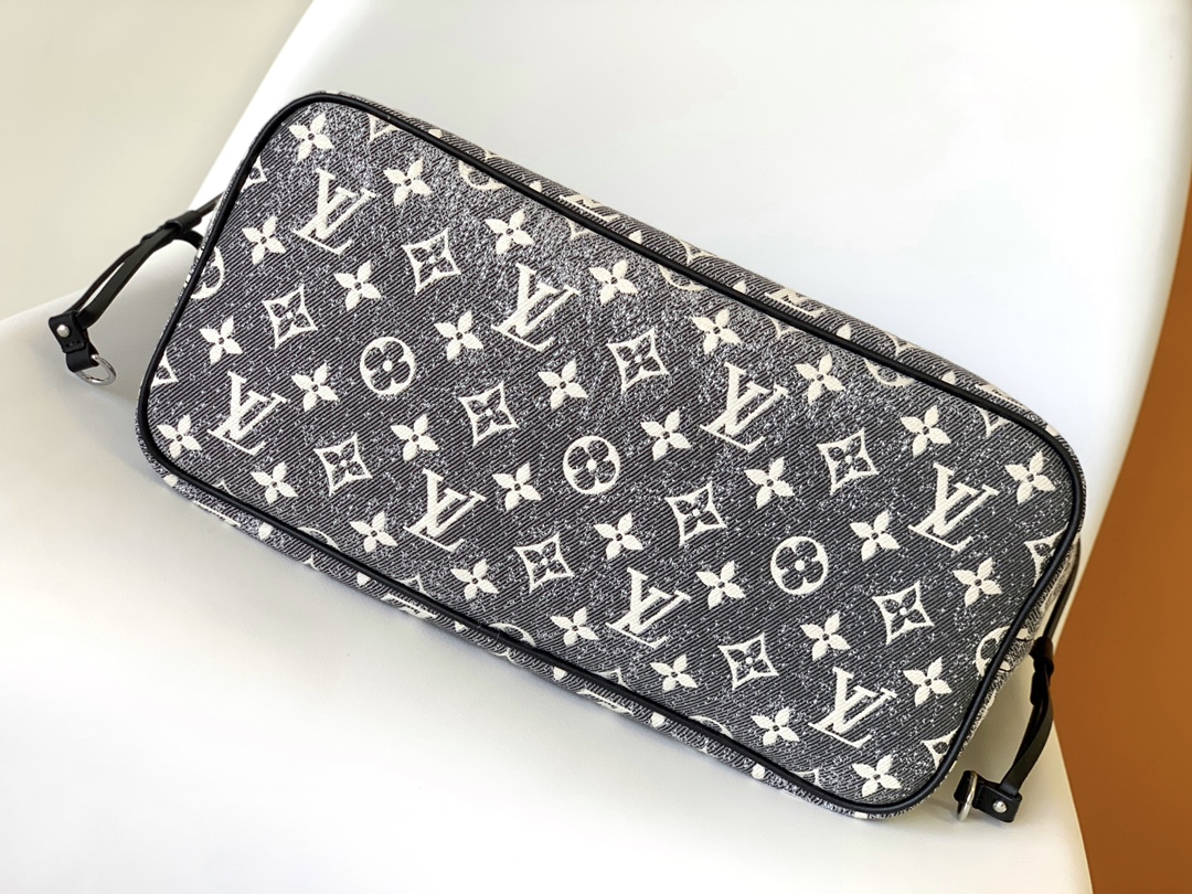 p760 M21465 Neverfull 中号手袋取材 Monogram 提花丹宁布 展现 2023 Cruise 早春秀场对经典元素的崭新诠释