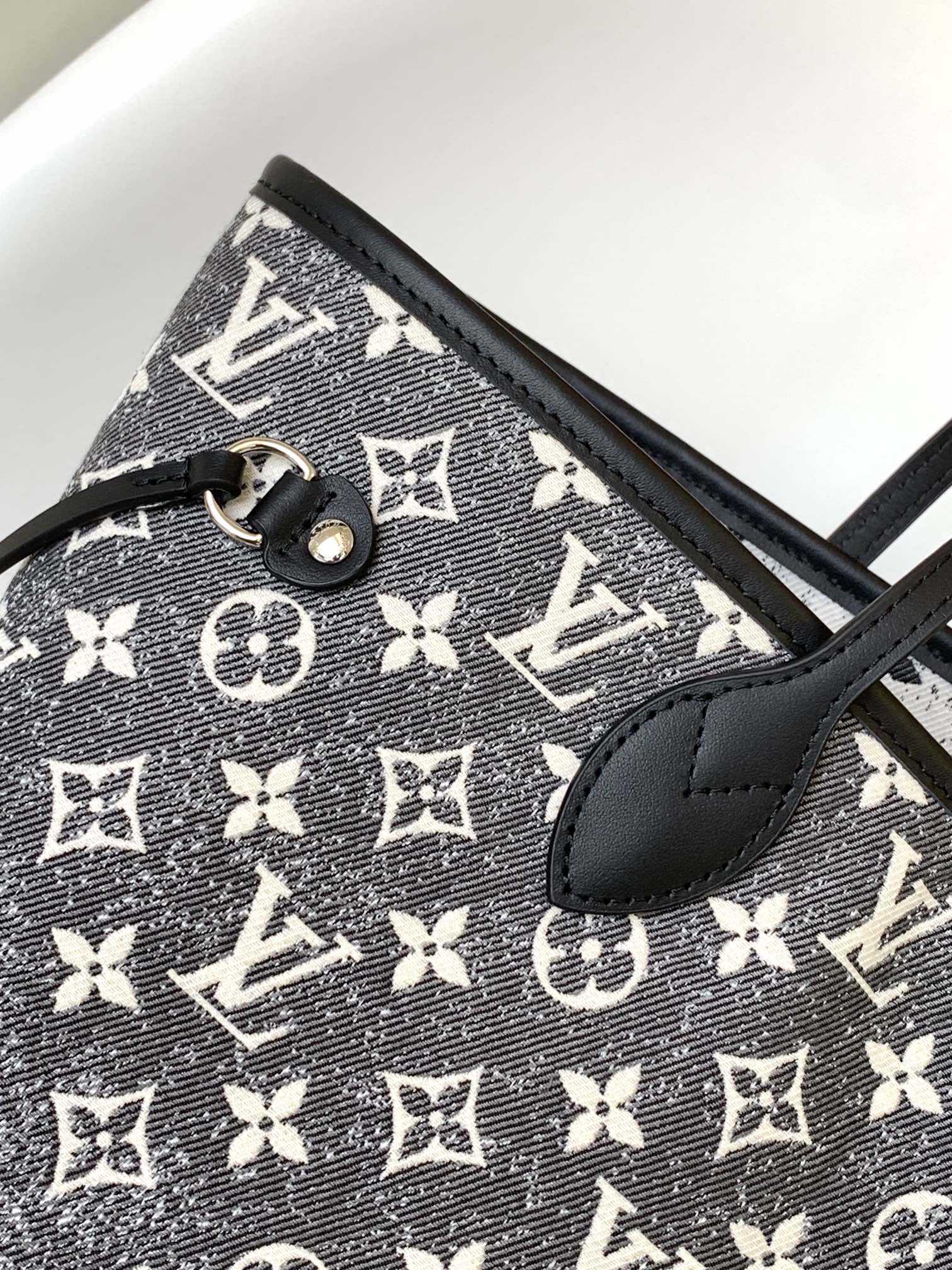 p760 M21465 Neverfull 中号手袋取材 Monogram 提花丹宁布 展现 2023 Cruise 早春秀场对经典元素的崭新诠释