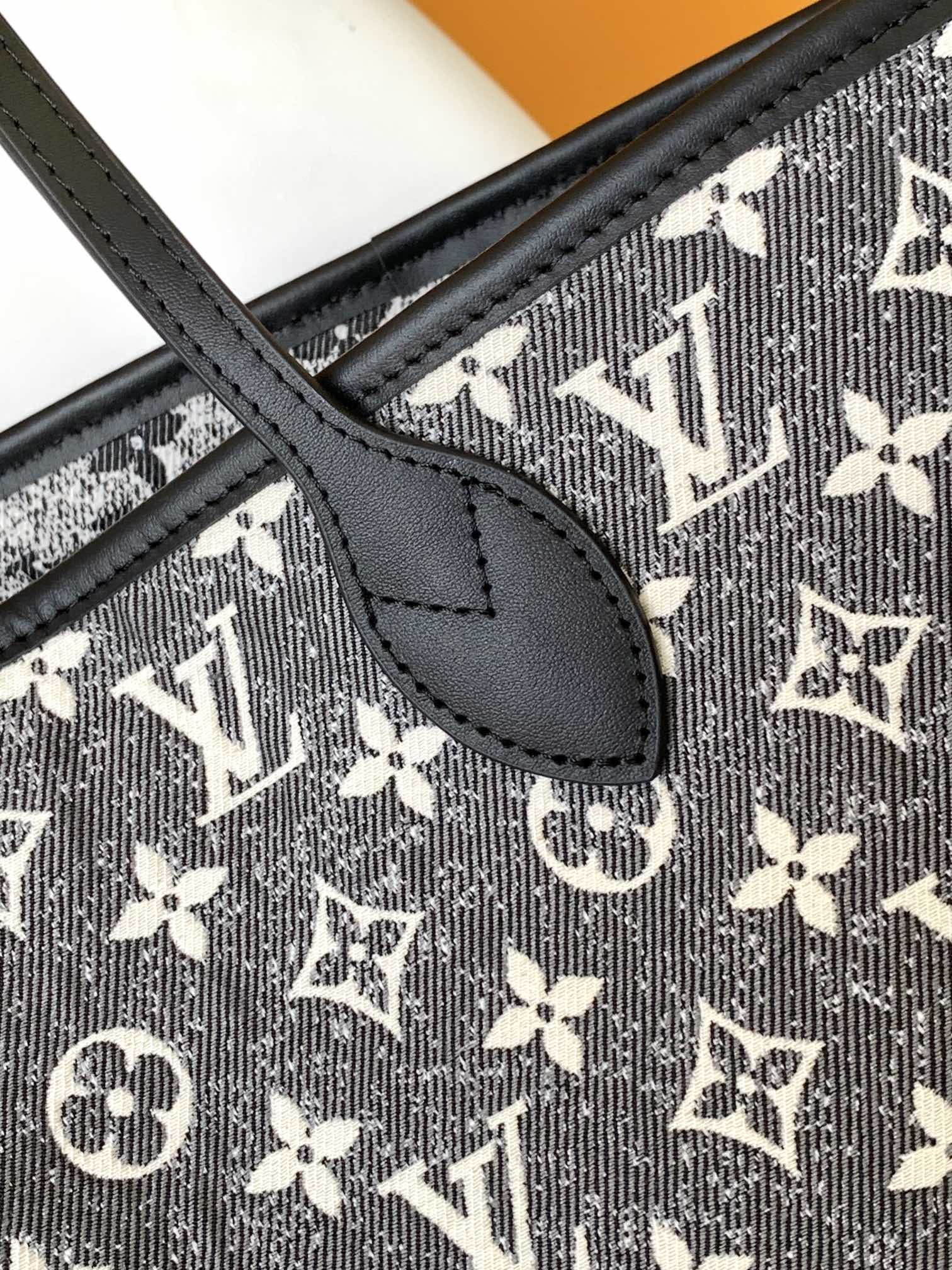 p760 M21465 Neverfull 中号手袋取材 Monogram 提花丹宁布 展现 2023 Cruise 早春秀场对经典元素的崭新诠释