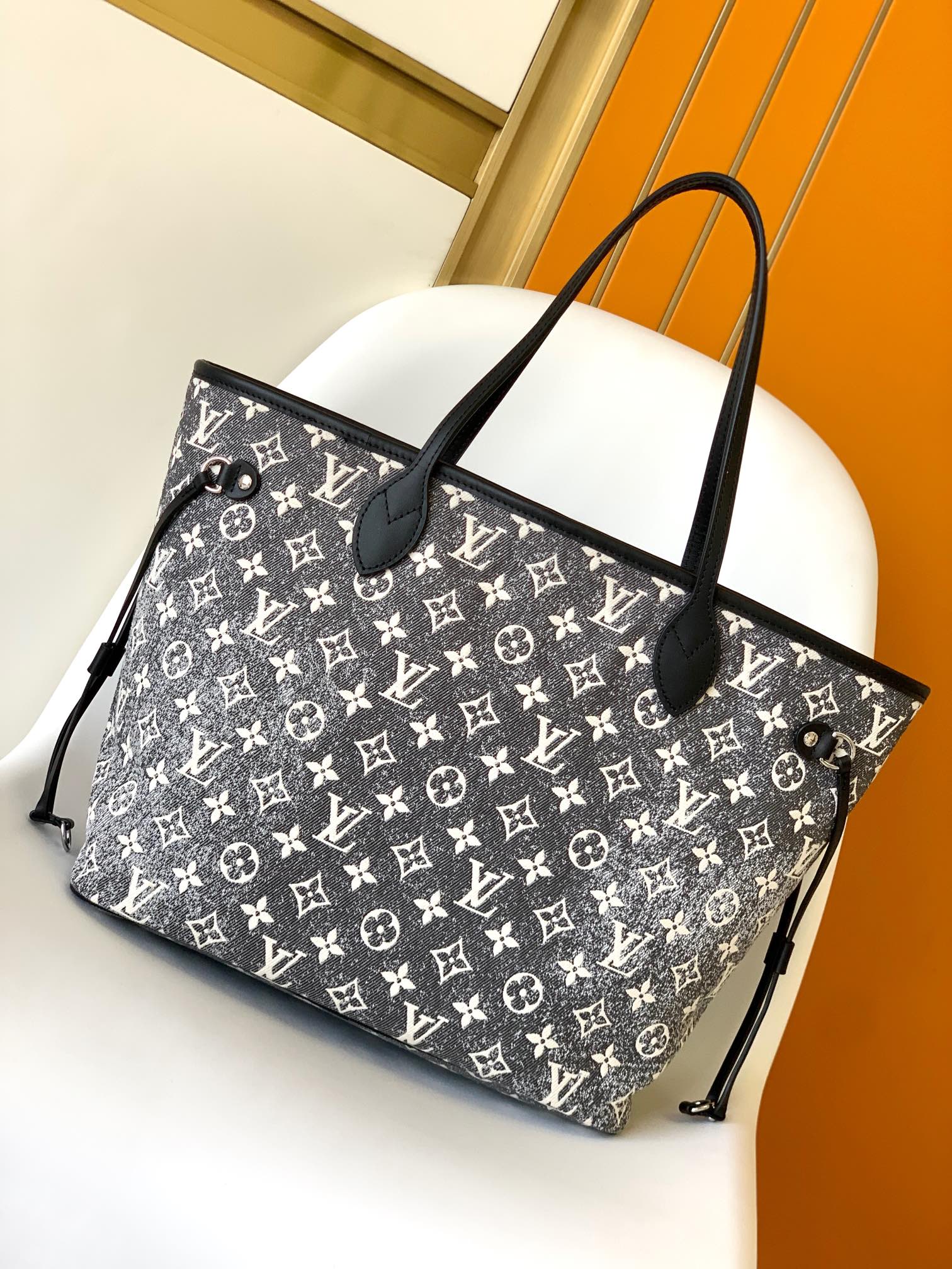 p760 M21465 Neverfull 中号手袋取材 Monogram 提花丹宁布 展现 2023 Cruise 早春秀场对经典元素的崭新诠释