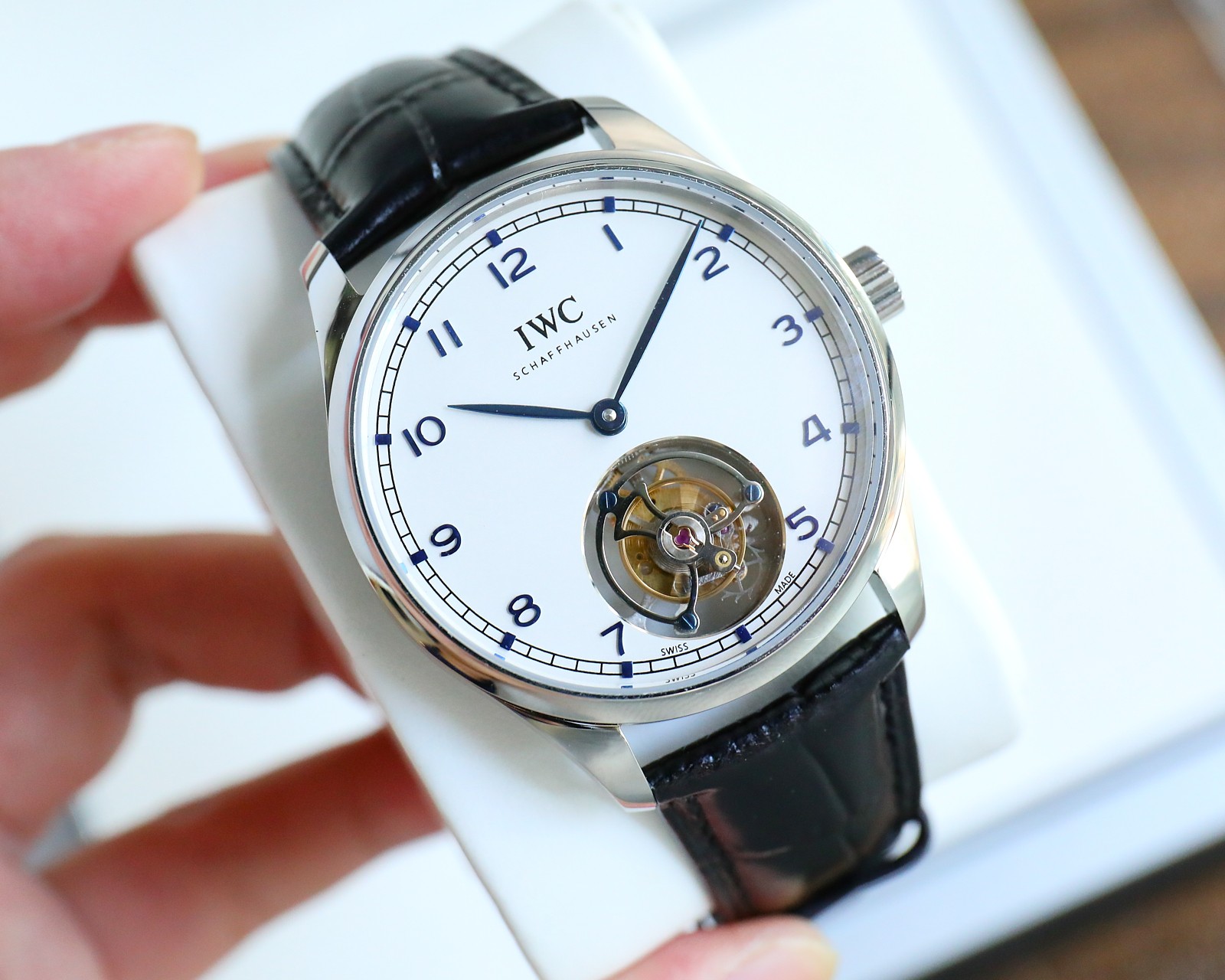 NO:142946,TC Factory Intercontinental 13th Anniversary, International World, Portugal Series, True Tourbillon Watch!! IWCORTUGIESER HAND-WOUND TOURBILLON Constant Power Manual Winding Tourbillon Watch Real Tourbillon!  !  !  The Portuguese series’ long-lasting modern design is integrated with the flight minute tourbillon at 6 o’clock. Gold-mounted Arabic numerals and gold leaf-shaped hands are matched with silver-plated dials. 1 Exclusively developed the 81905 movement, with a power reserve of up to 72 hours, restoring the three major functions of the genuine product. 2 The case is designed one-to-one according to the original. The original three-piece set is perfectly synchronized from the front and back sides of the case and the curved drawing process. The diameter is 42mm and the thickness is 11mm. 3 watch mirror sapphire arch mirror. 4 watch needle factory spares no expense, from design to opening mode, model, and inspection to achieve the same three-dimensional hand as the original.  5 straps are made of Italian cowhide crocodile strap, hand-stitched, and detailed, matched with IWC original genuine folding buckle, with clear buckle font, restoring the authentic and detailed, iwc, cowhide19860909TC Factory 洲际13周年庆 万国 葡萄牙系列 真陀飞轮腕表!! IWCORTUGIESER HAND-WOUND TOURBILLON 恒定动力手动上链 陀飞轮腕表 真正的 陀飞轮！！！ 将葡萄牙系列历久弥新的现代设计与6点钟位置的飞行分钟陀飞轮融为一体 金镶贴阿拉伯数字搭配金质叶形指针,与镀银表盘和谐呼应 1独家开发81905机芯,动力储存长达72小时,还原正品三大功能 2表壳根据原装一比一描绘设计.还原正品三件套不管是从表壳正面与反面壳型的侧面与弧形拉丝工艺打磨均完美同步原装.直径为42mm.厚度11毫米. 3表镜蓝宝石拱形表镜. 4表针工厂不惜成本,从设计到开模.式样.检验多次才达到与原装一致立体表针. 5表带采用意大利牛皮鳄鱼纹表带,手工缝线,细节到位,搭配IWC原装正品折叠表扣,扣面字体清晰,还原正品细品,,iwc,cowhide,Watch