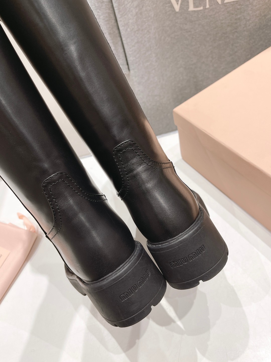 高版本出厂   MiuMiu/缪缪F033 26ss秋冬·超大热走秀款·厚底防滑中筒靴直筒长靴 出现在各大时装杂志封面·